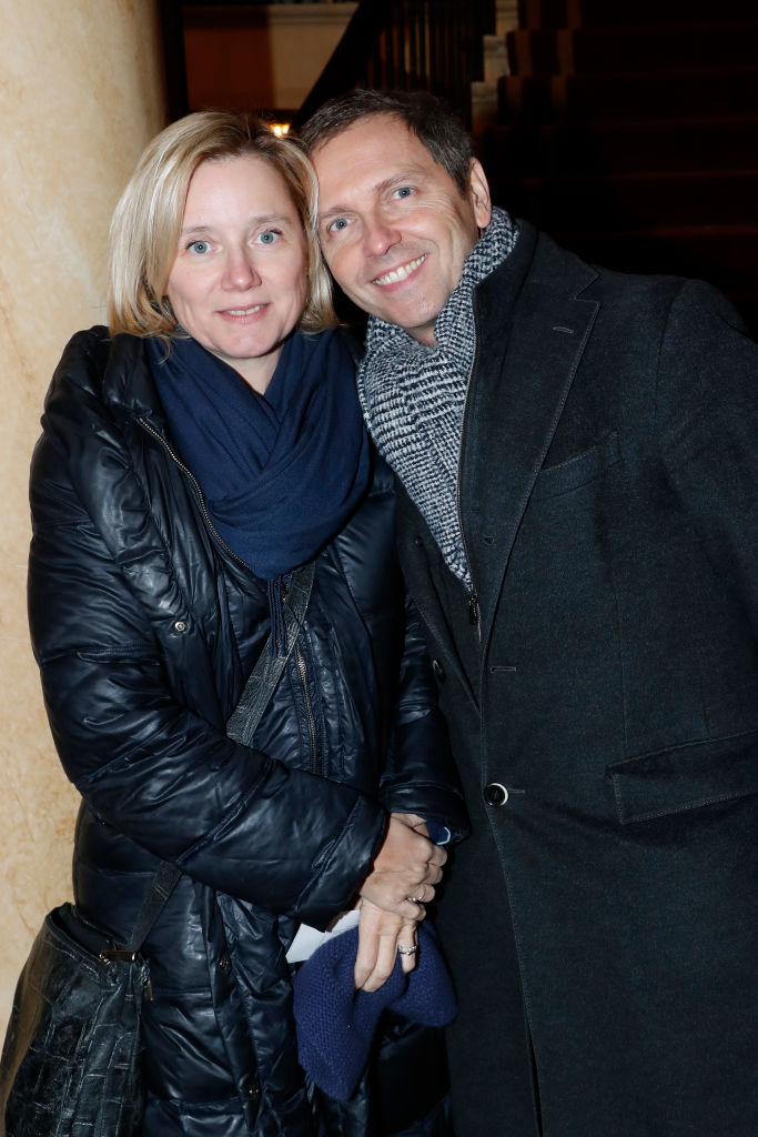 Le journaliste Thomas Huges et sa compagne la productrice Isabelle Roche I Source : Getty Images