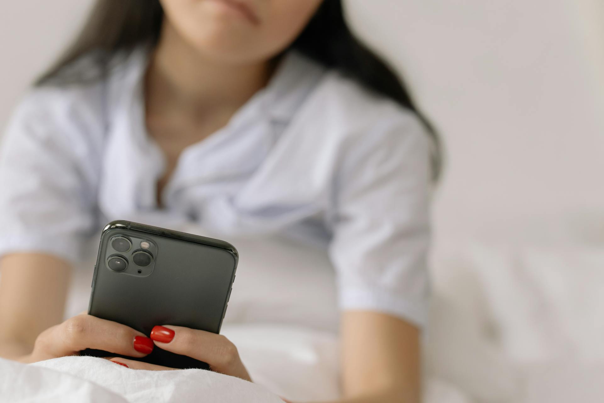 Une femme qui regarde son téléphone portable | Source : Pexels
