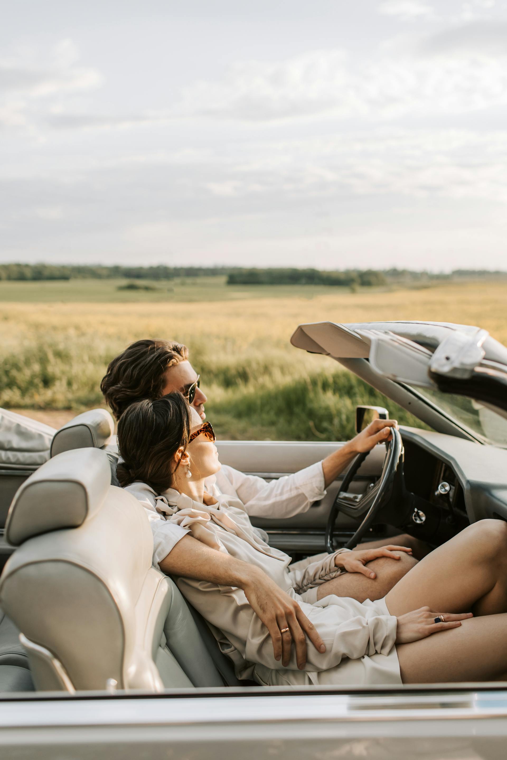 Un couple qui profite d'un voyage en voiture ensemble | Source : Pexels