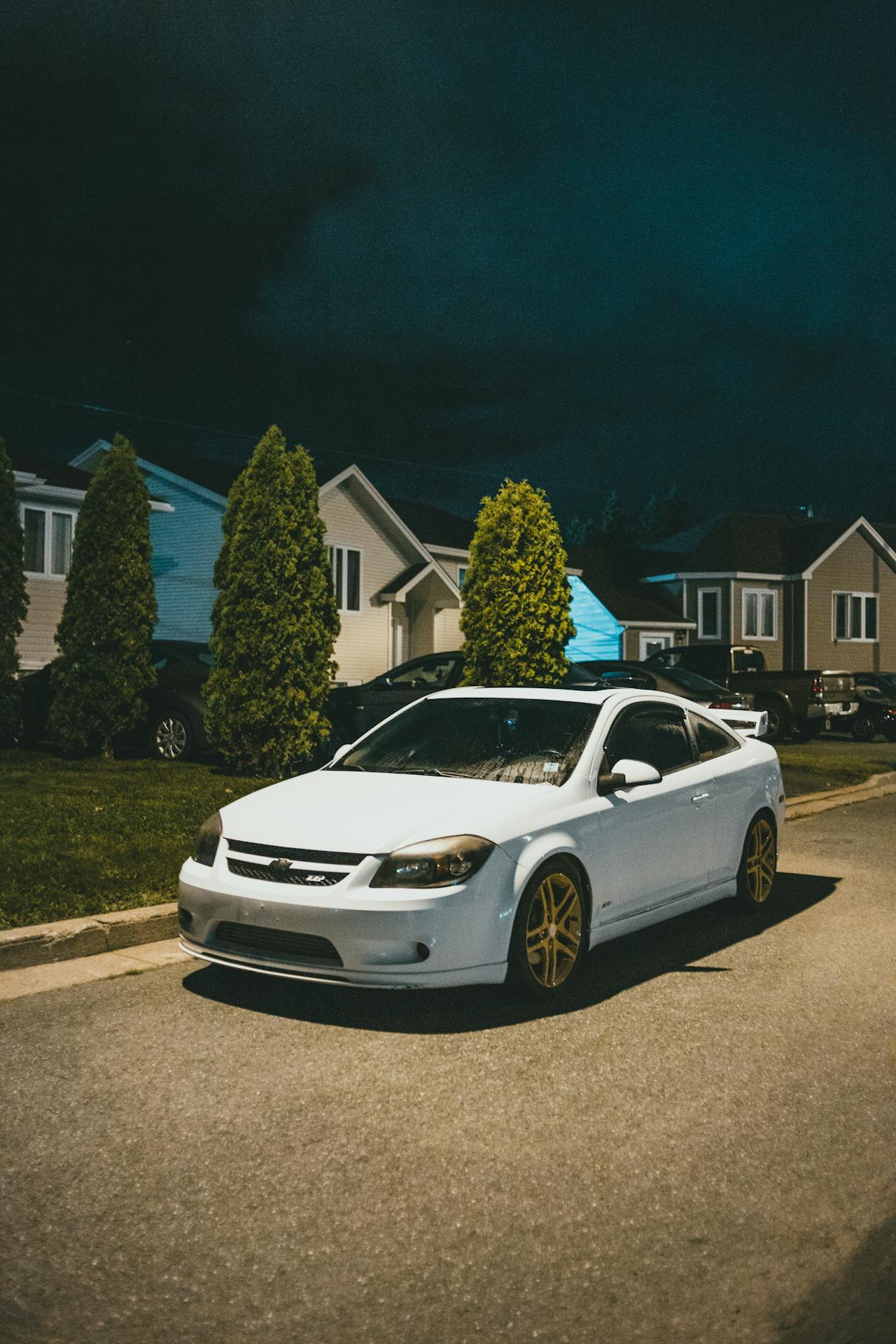 Une voiture dans l'allée | Source : Pexels