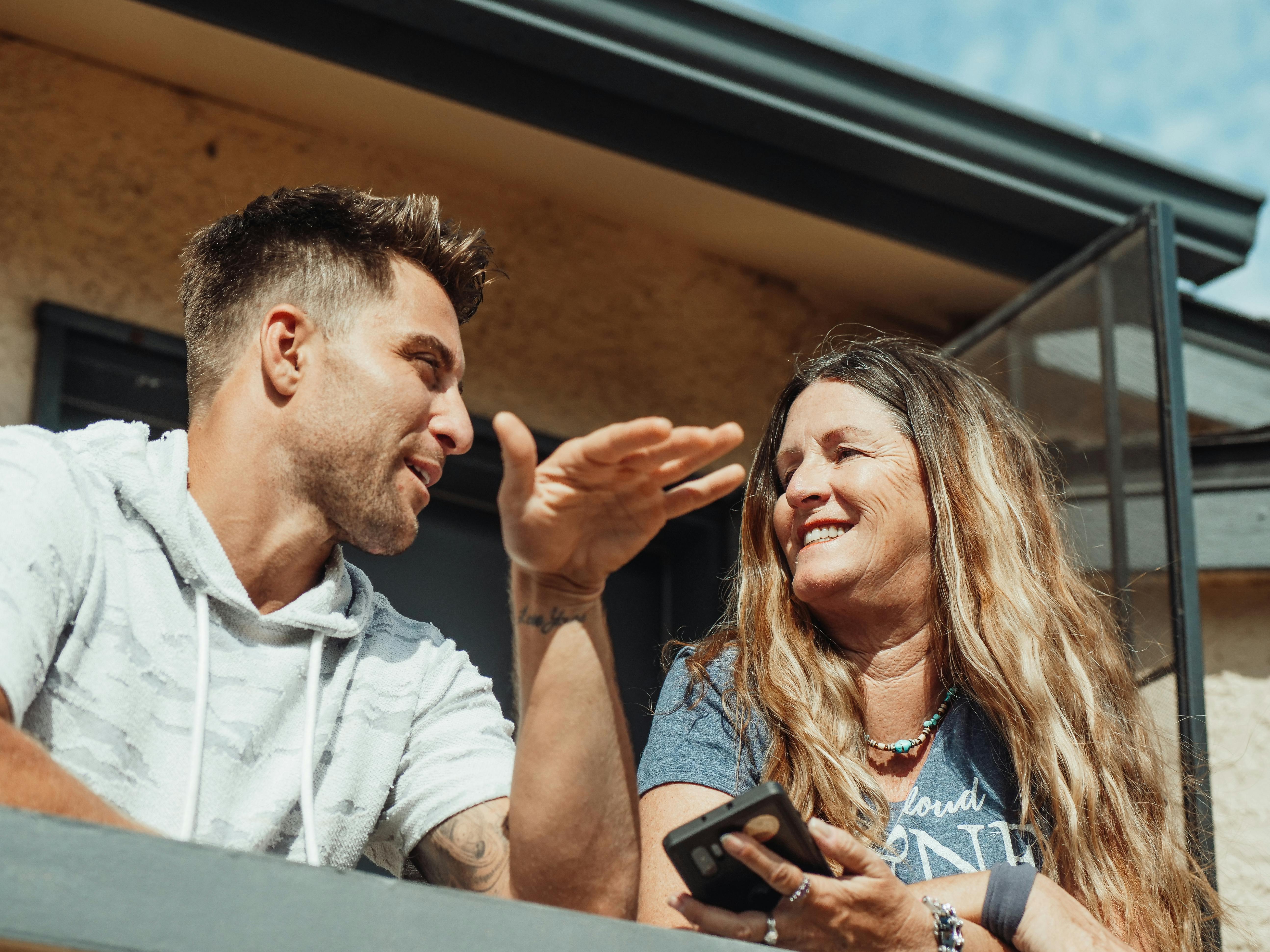 Femme âgée parlant à son fils sur un balcon | Source : Pexels