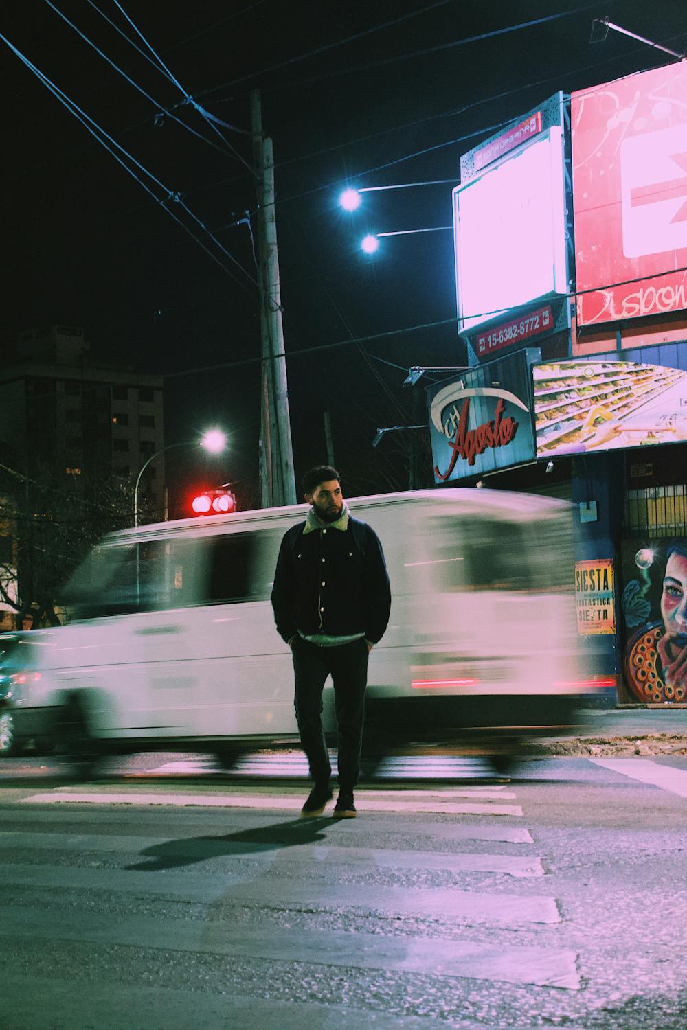 Un homme marchant dans une rue | Source : Pexels