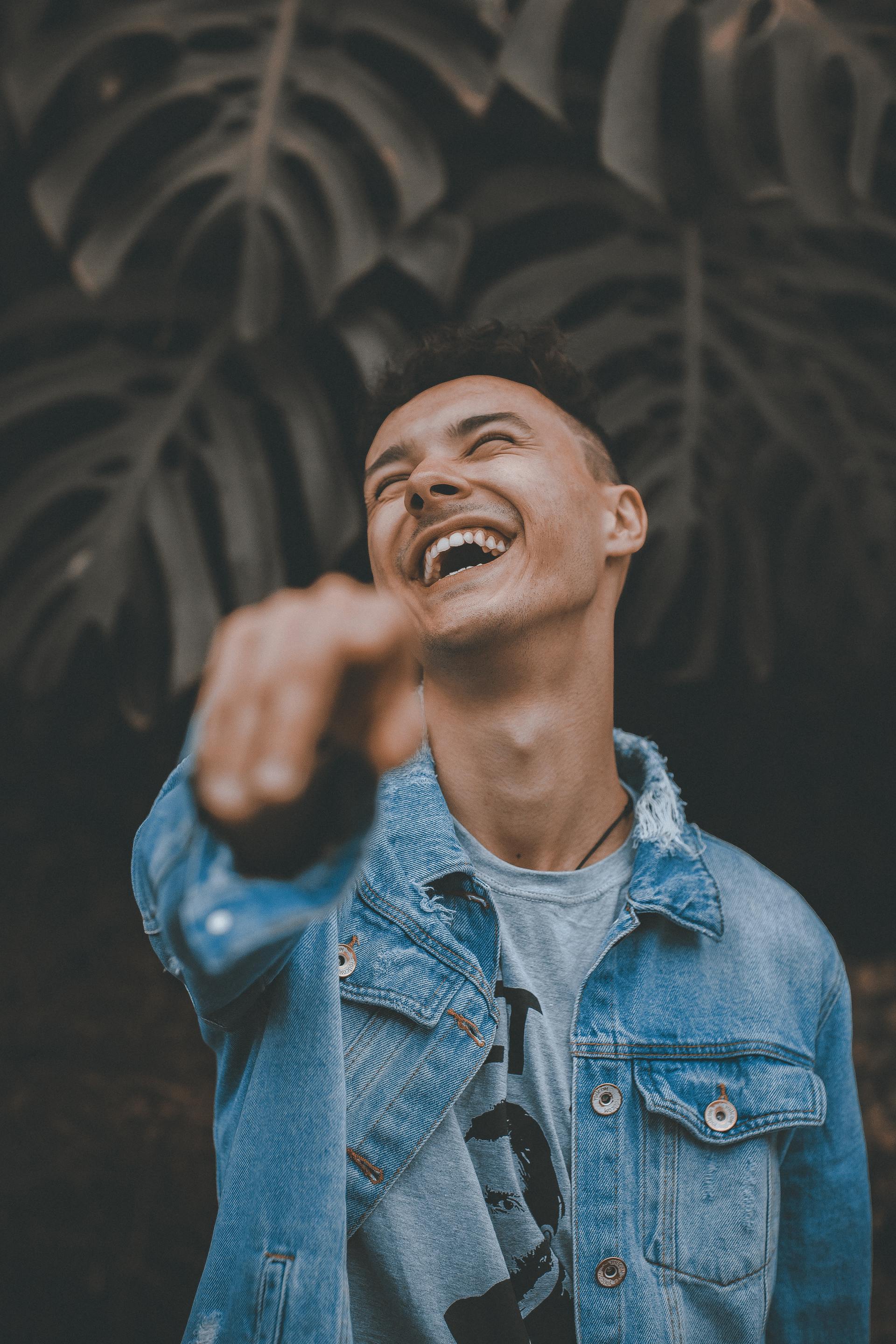 Un homme qui rit | Source : Pexels