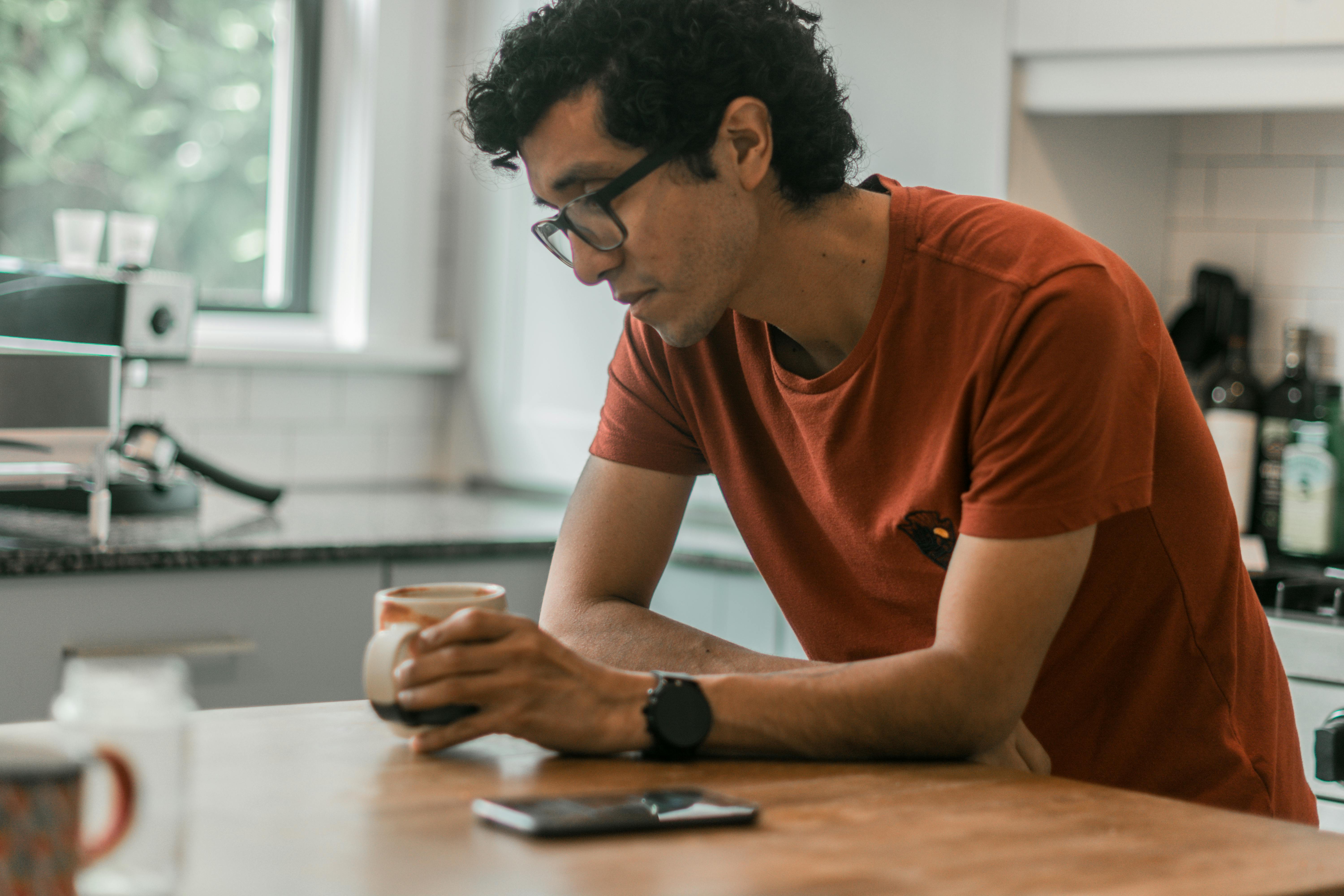 Homme appuyé sur le comptoir de la cuisine | Source : Pexels