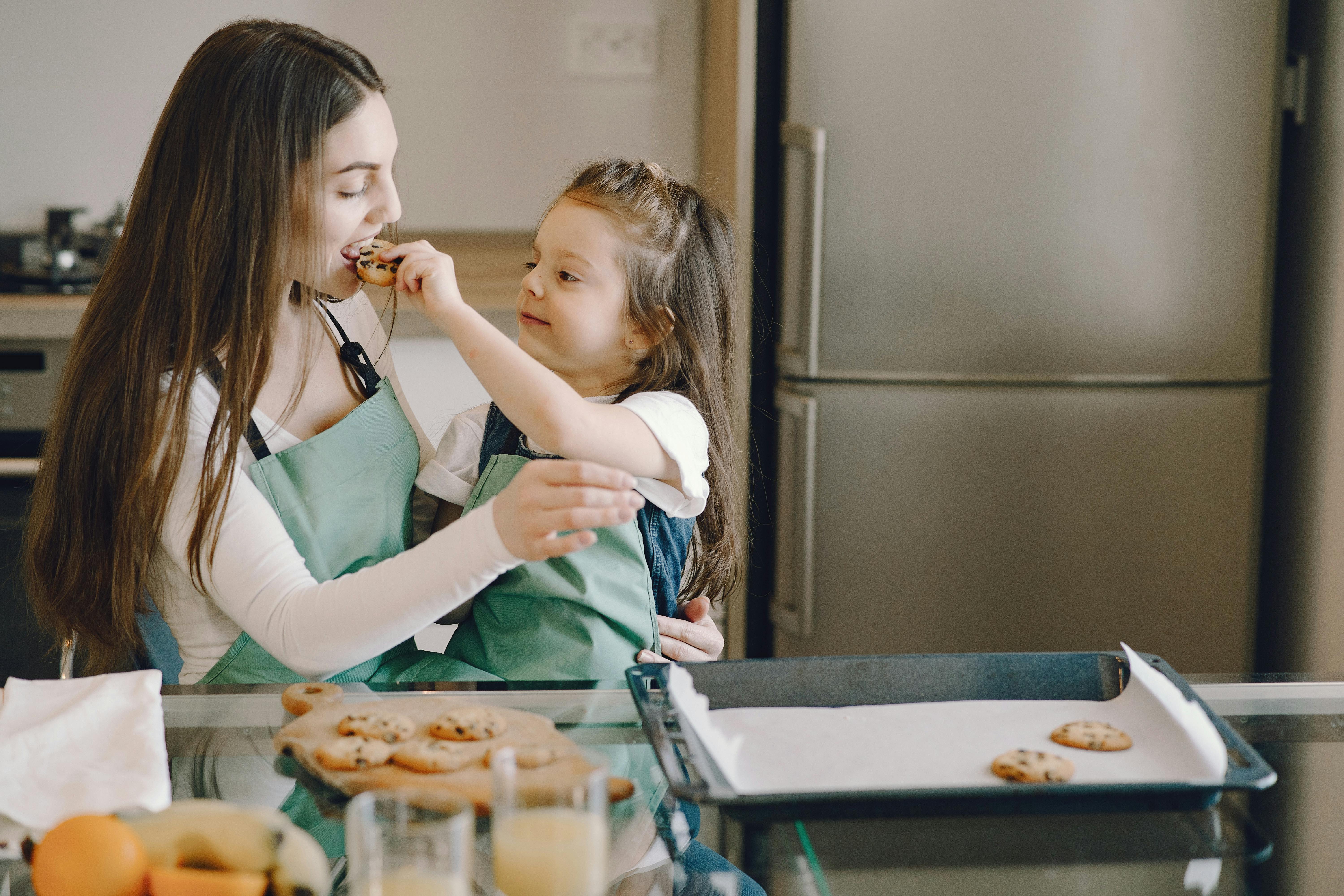 Une mère et sa fille se rapprochent autour de biscuits | Source : Pexels