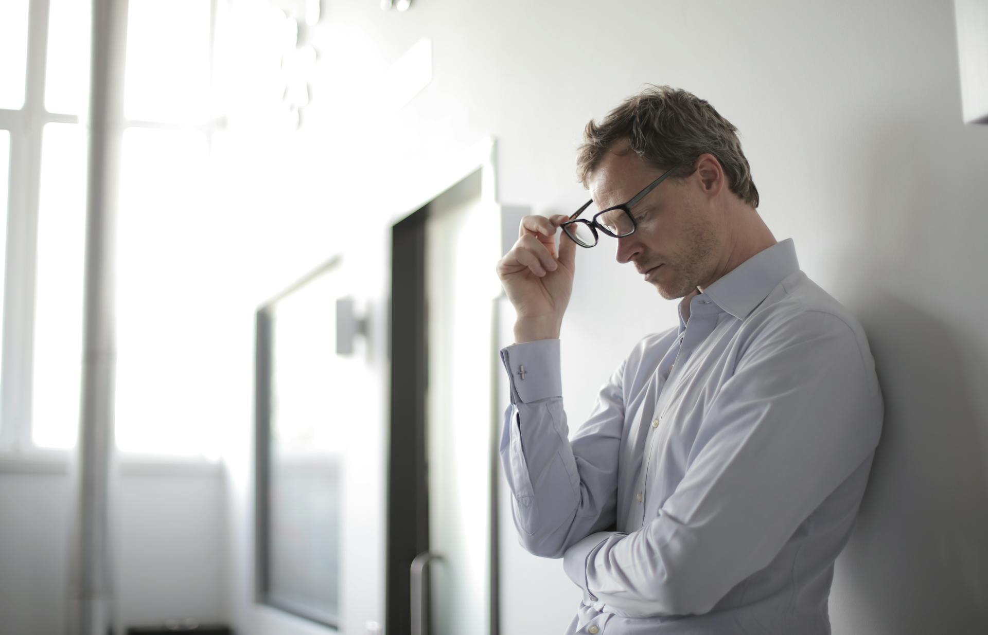 Un homme en train d'enlever ses lunettes | Source : Pexels