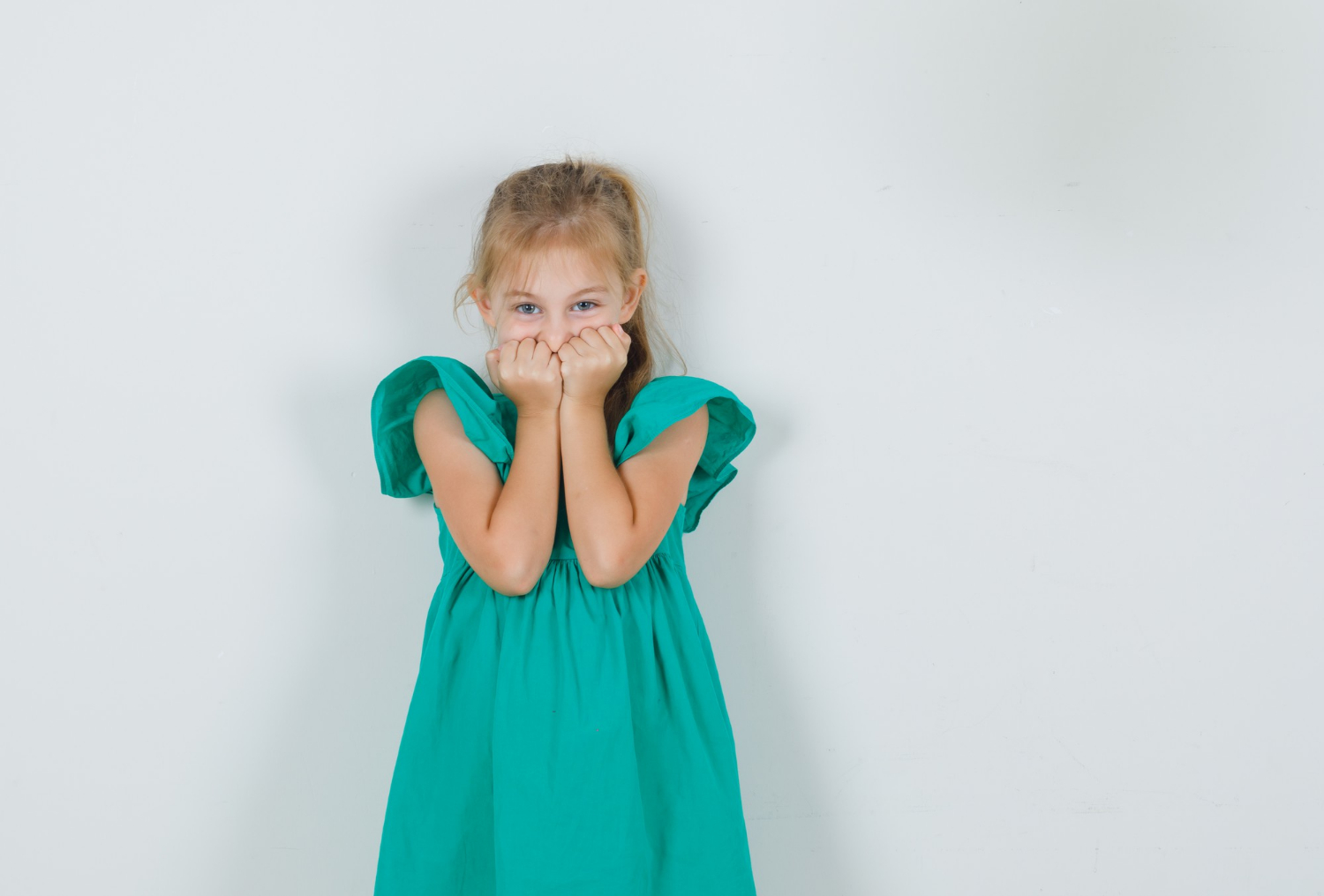 Une fille anxieuse | Source : Freepik