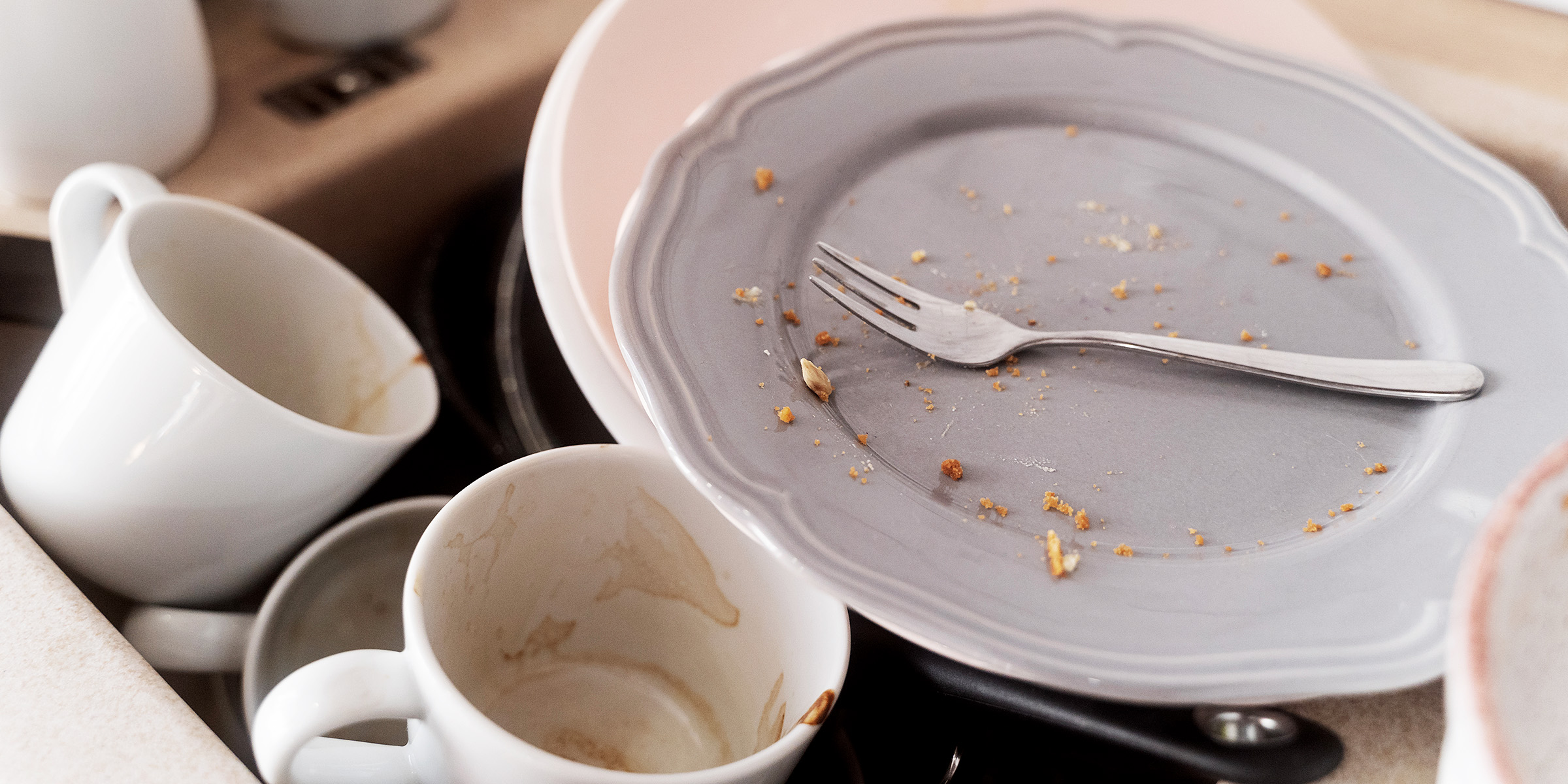 Vaisselle sale dans un évier de cuisine | Source : Freepik