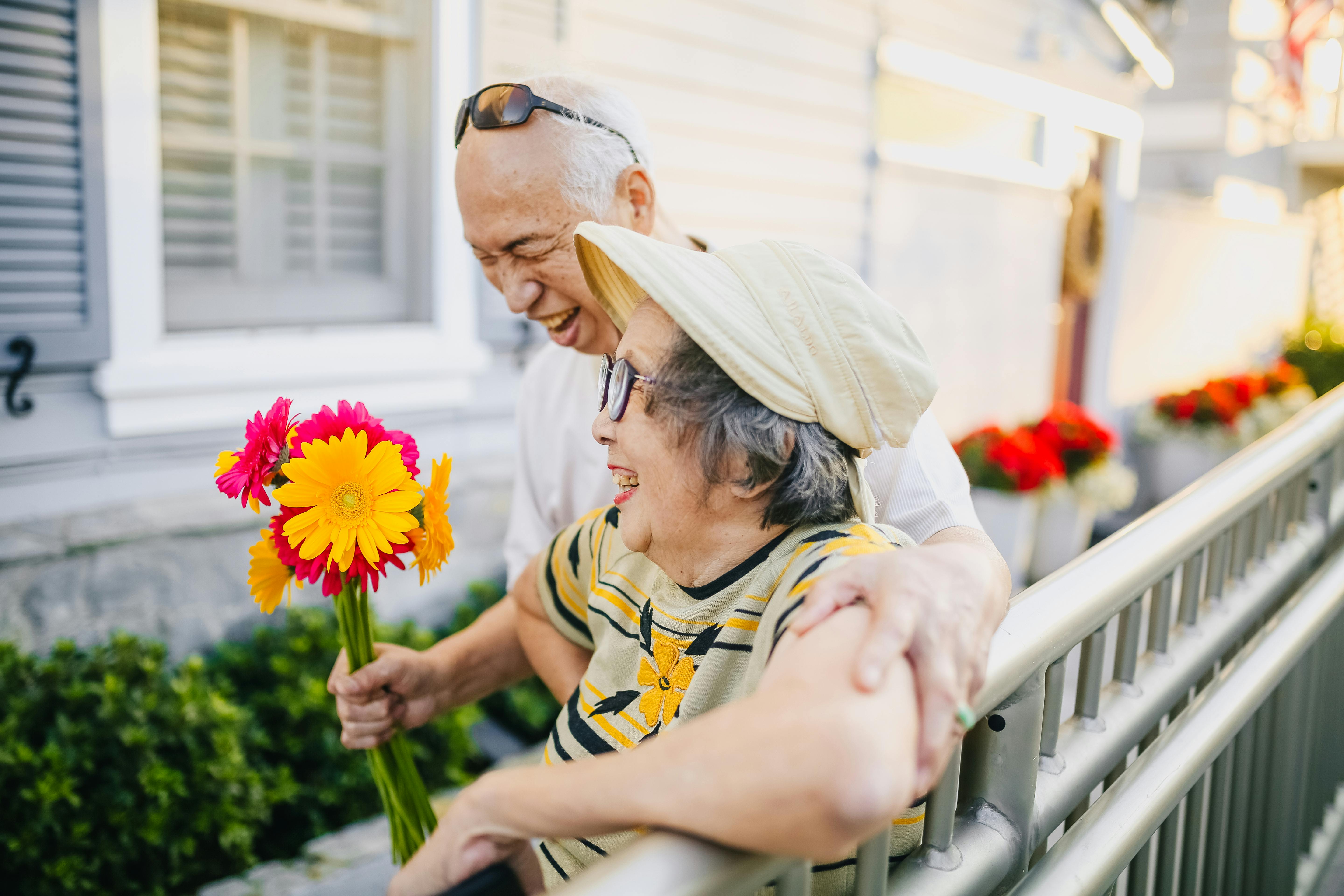 Homme âgé offrant des fleurs à sa femme | Source : Pexels