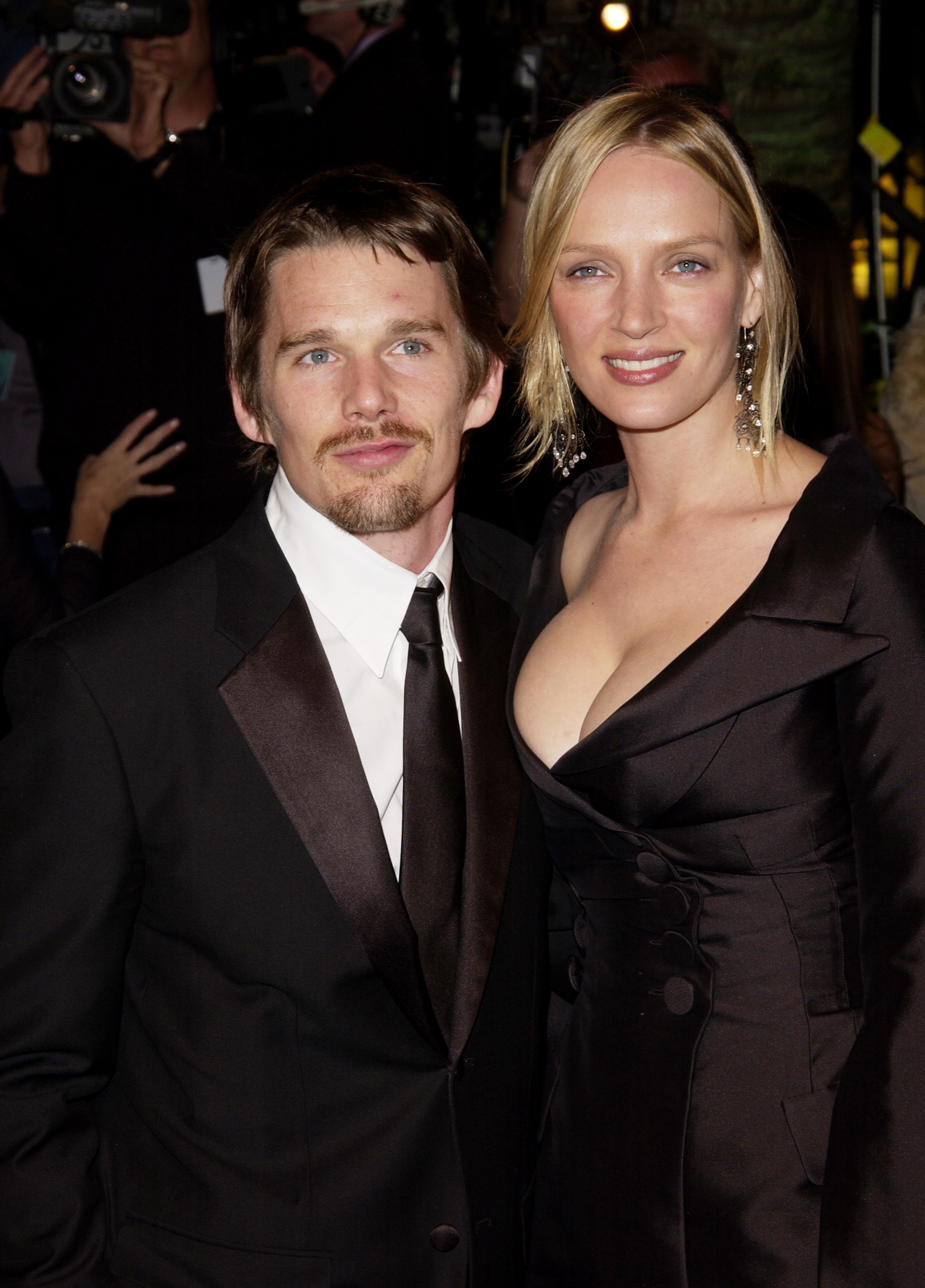 Ethan Hawke et Uma Thurman lors de la soirée des Oscars 2002 de Vanity Fair à Beverly Hills, Californie. | Source : Getty Images
