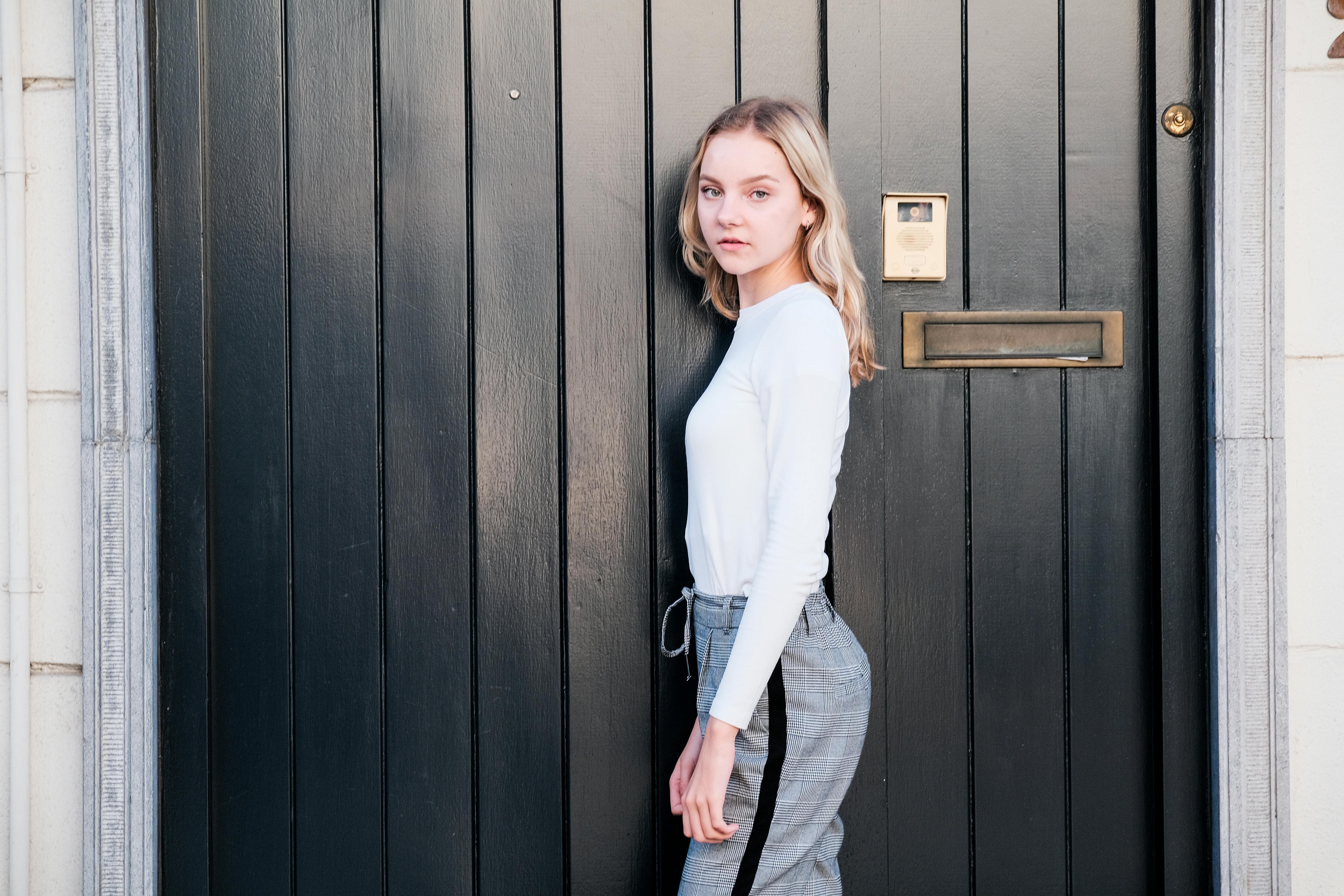 Une adolescente près d'une porte | Source : Pexels