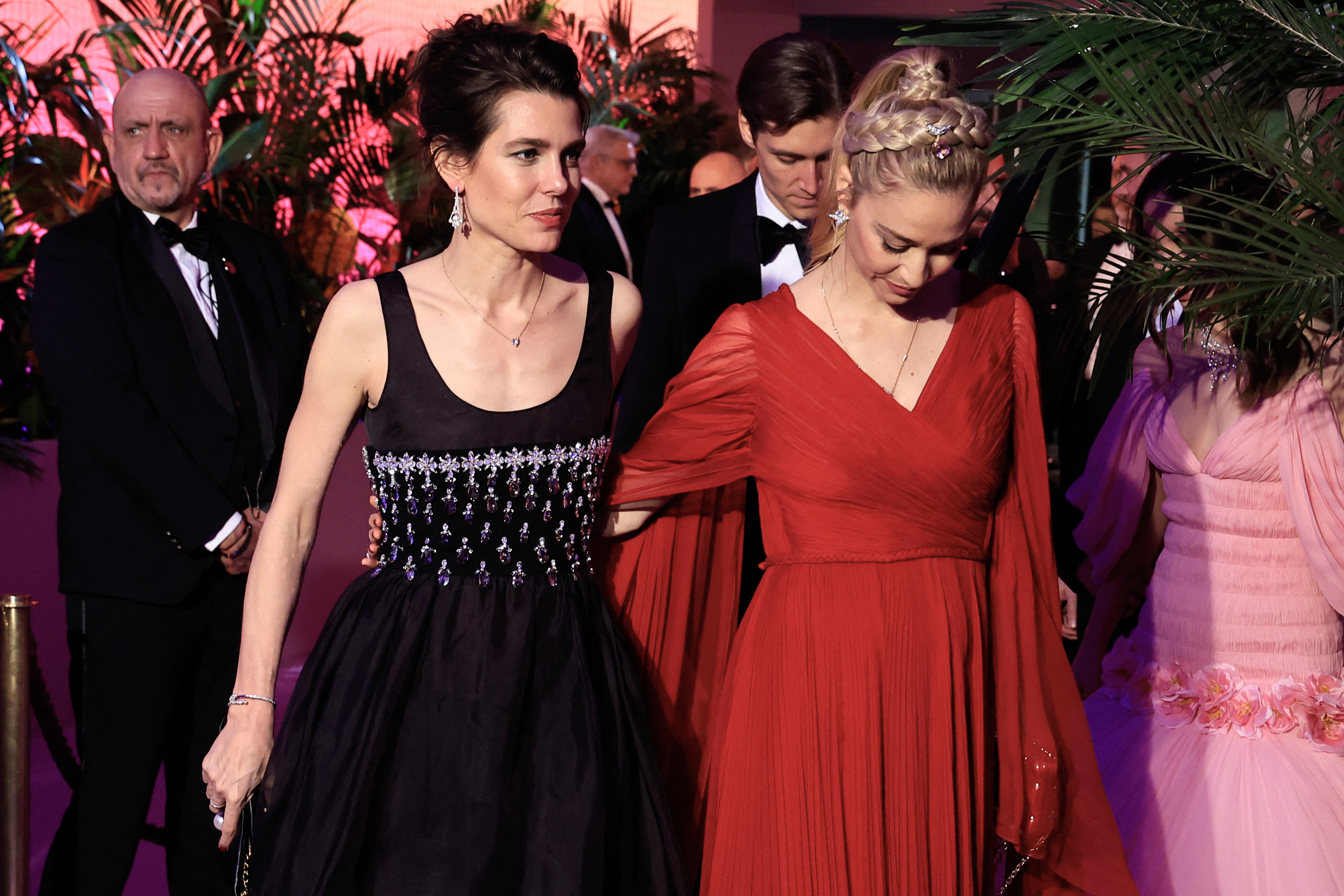 Charlotte Casiraghi (à gauche) et Beatrice Borromeo, arrivent pour assister à la 69e édition du Bal de la Rose au Monte-Carlo Sporting Club à Monaco, le 29 mars 2025 I Photo de VALERY HACHE/AFP I source : Getty Images