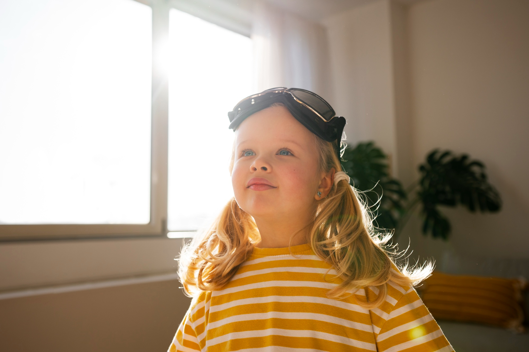 Une petite fille avec une chemise jaune | Source : Freepik