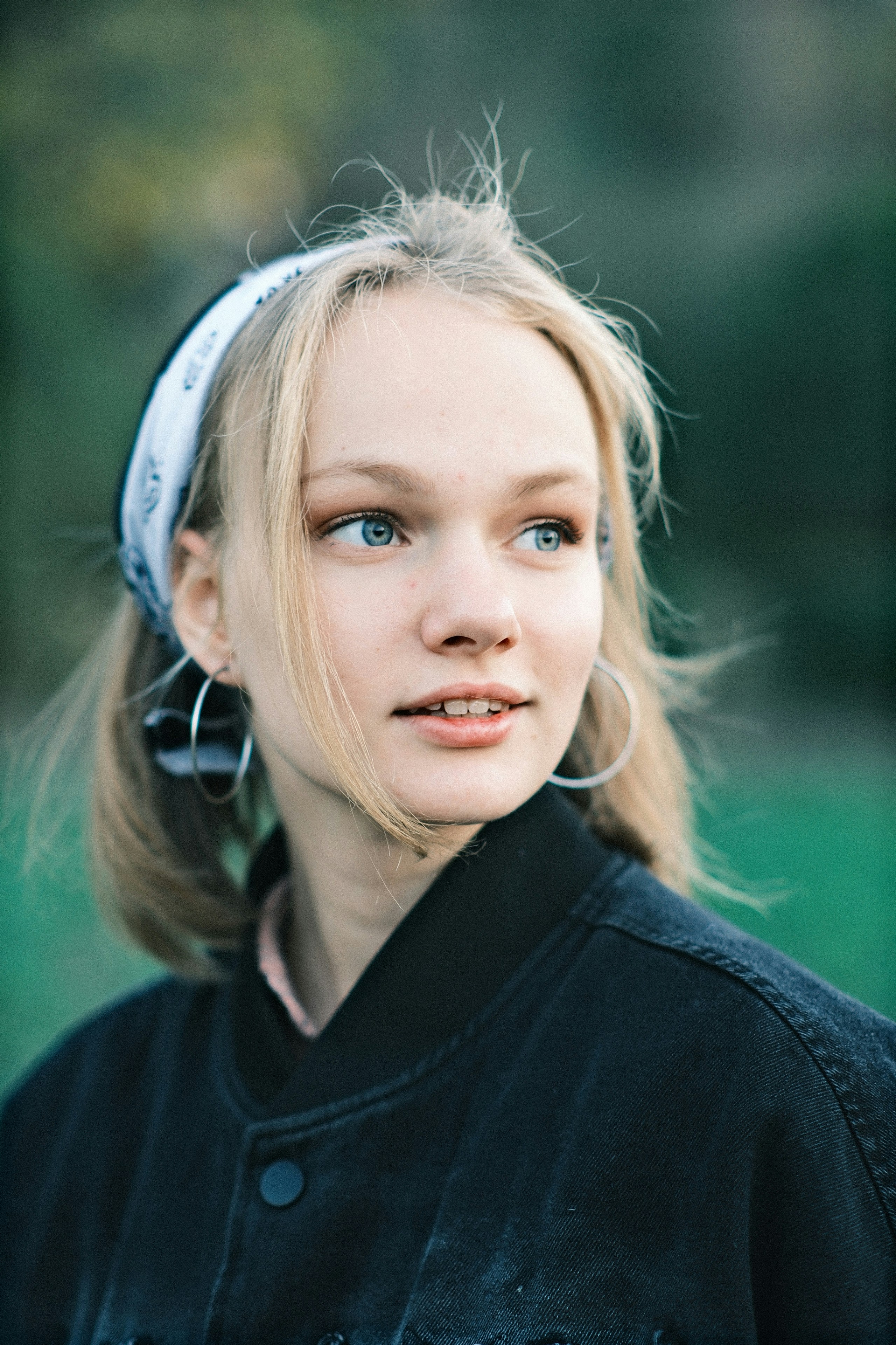 Une adolescente souriante | Source : Unsplash