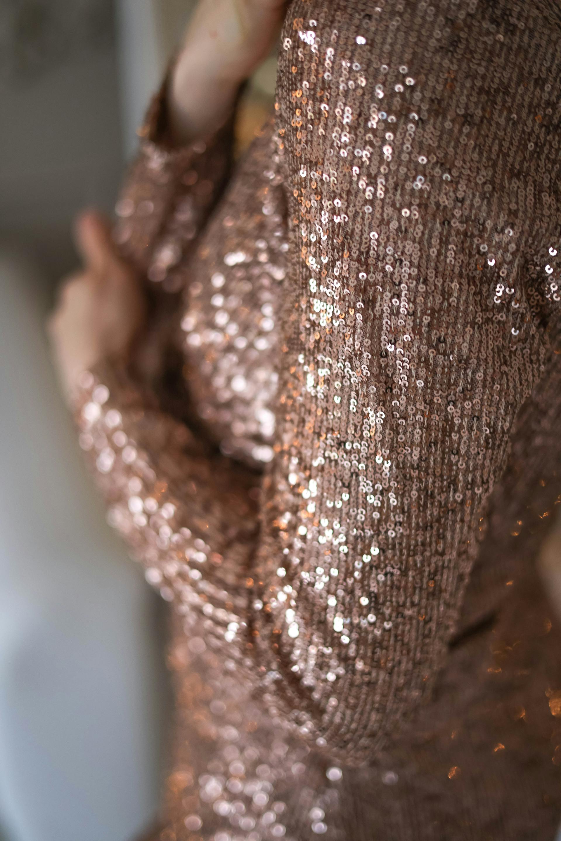 Gros plan sur une femme portant une robe à paillettes | Source : Pexels