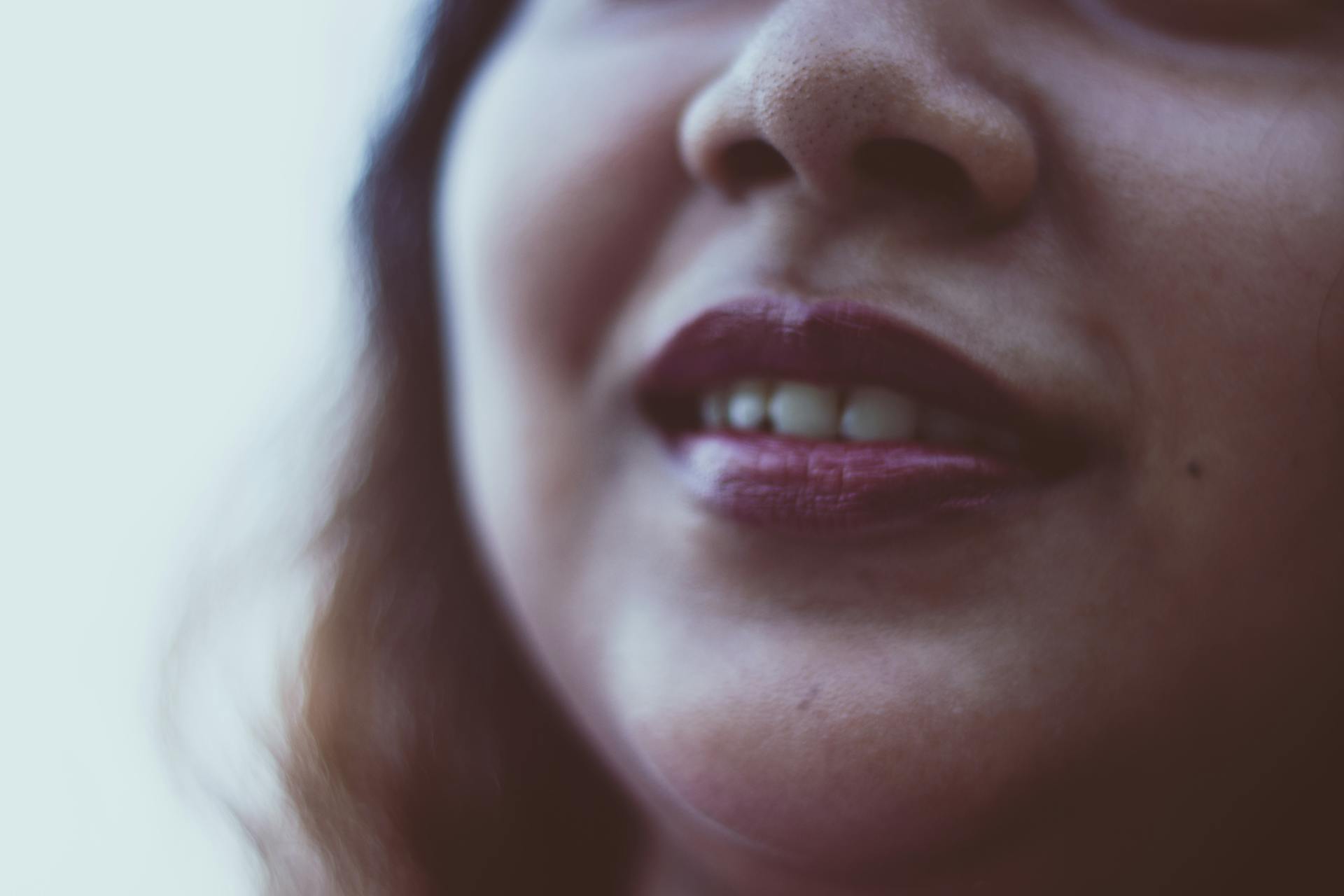 Une femme souriante | Source : Pexels