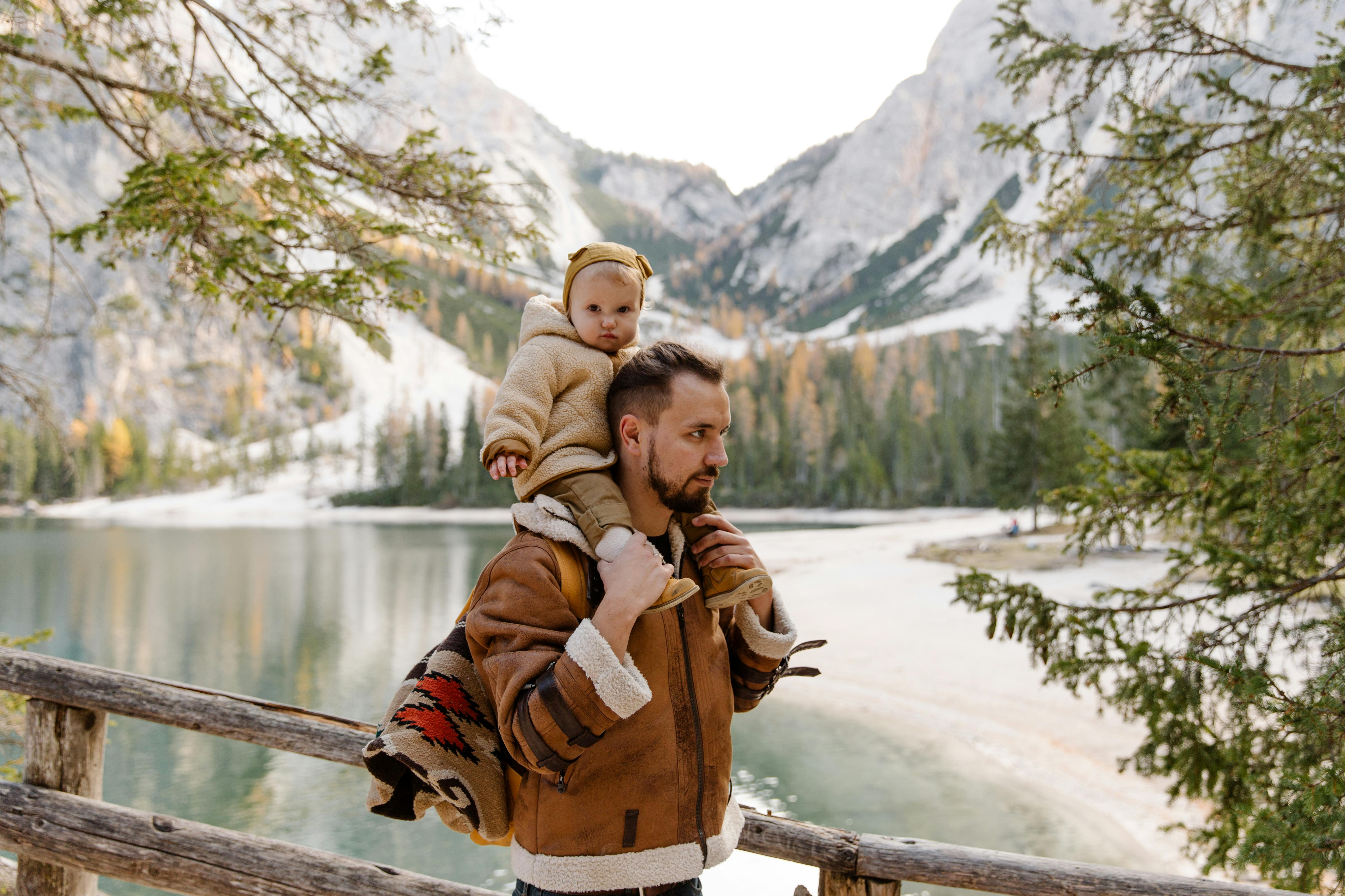 Un père tissant des liens avec son enfant en plein air | Source : Pexels