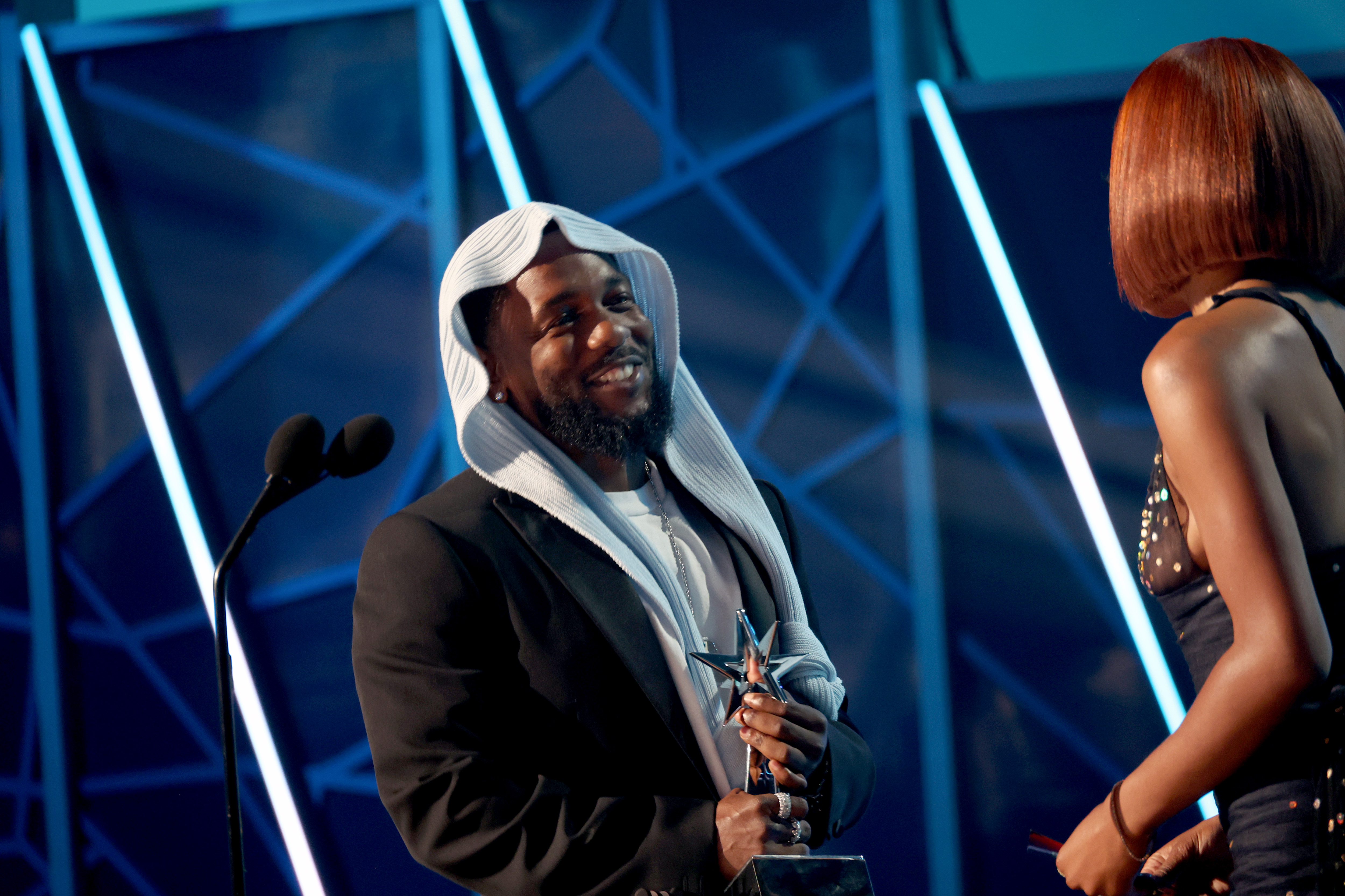Rayonnant alors qu'il accepte un prix, Kendrick Lamar partage un échange joyeux avec Keke Palmer lors des BET Awards 2025. Le couvre-chef unique du rappeur et ses multiples victoires ont fait de lui l'une des stars les plus discutées de la nuit.
