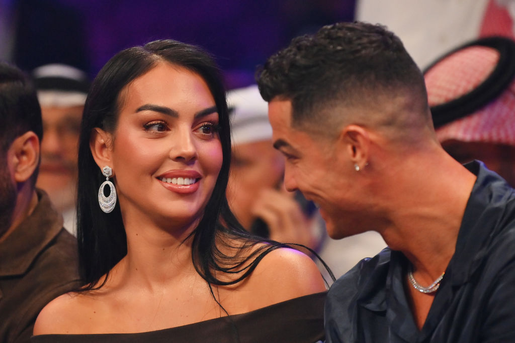 Cristiano Ronaldo et Georgina Rodríguez parlent au bord du ring avant le combat des poids lourds entre Tyson Fury et Francis Ngannou au Boulevard Hall le 28 octobre 2023 à Riyad, Arabie Saoudite. | Source : Getty Images