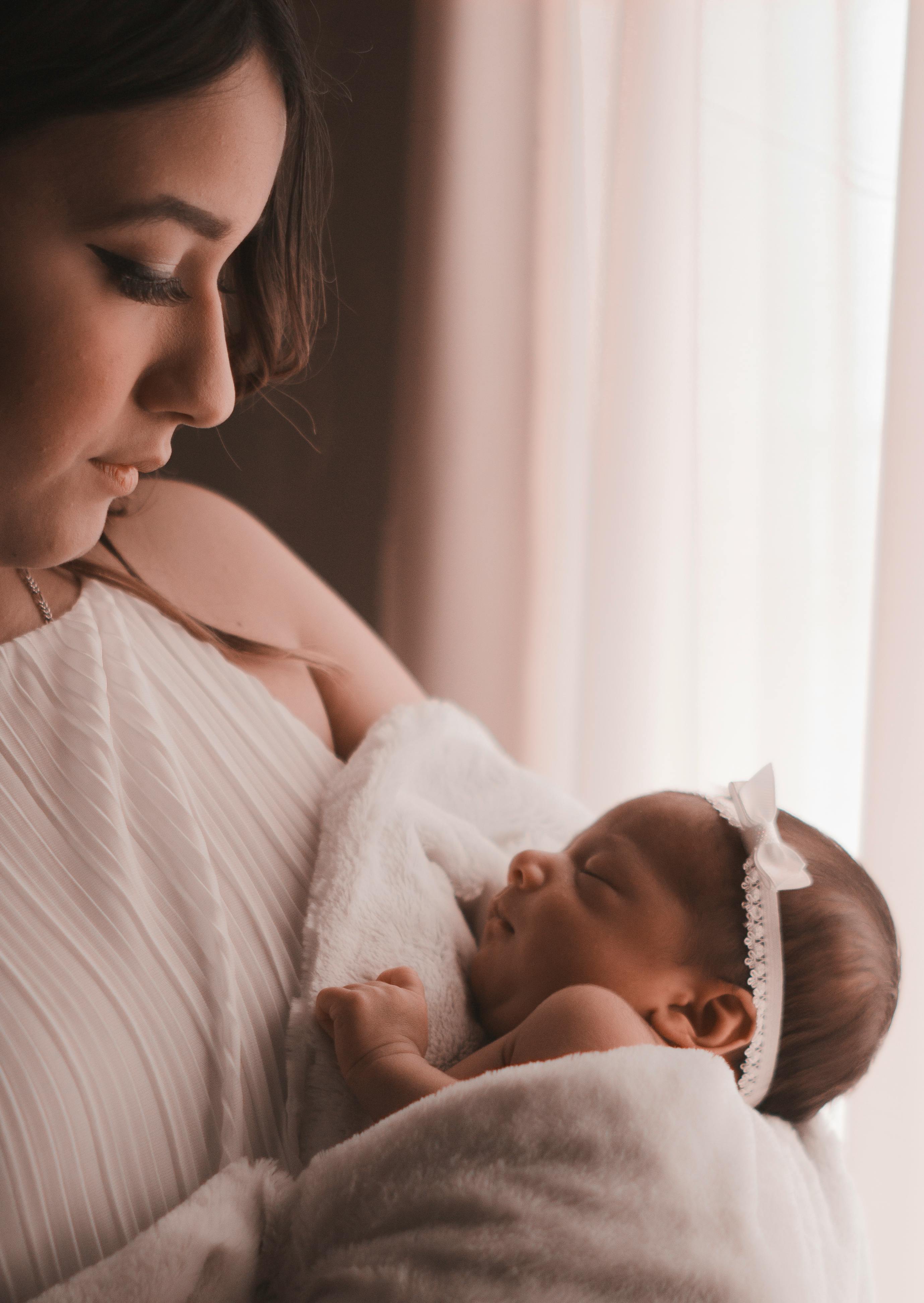 Une mère cajolant son nouveau-né | Source : Pexels