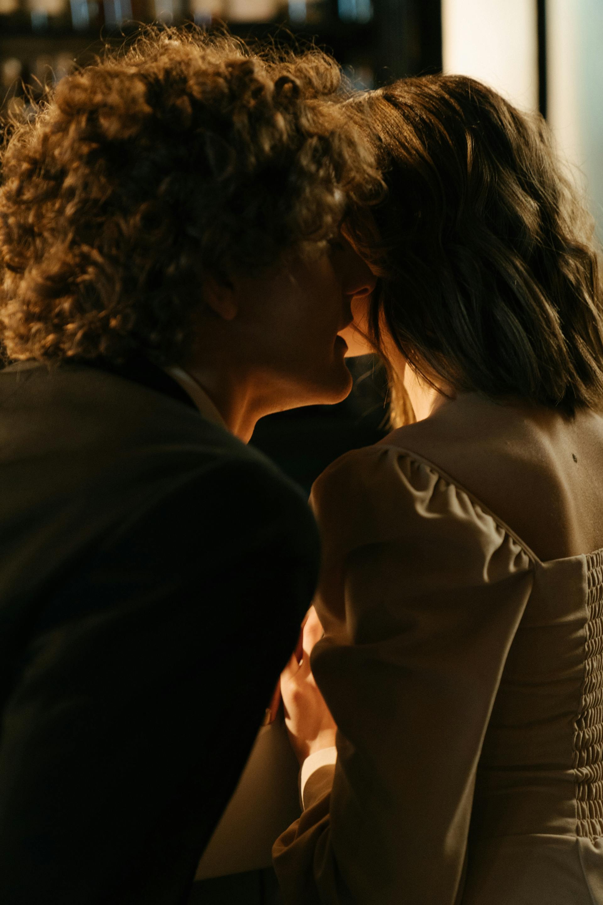 Un homme qui chuchote à une femme | Source : Pexels