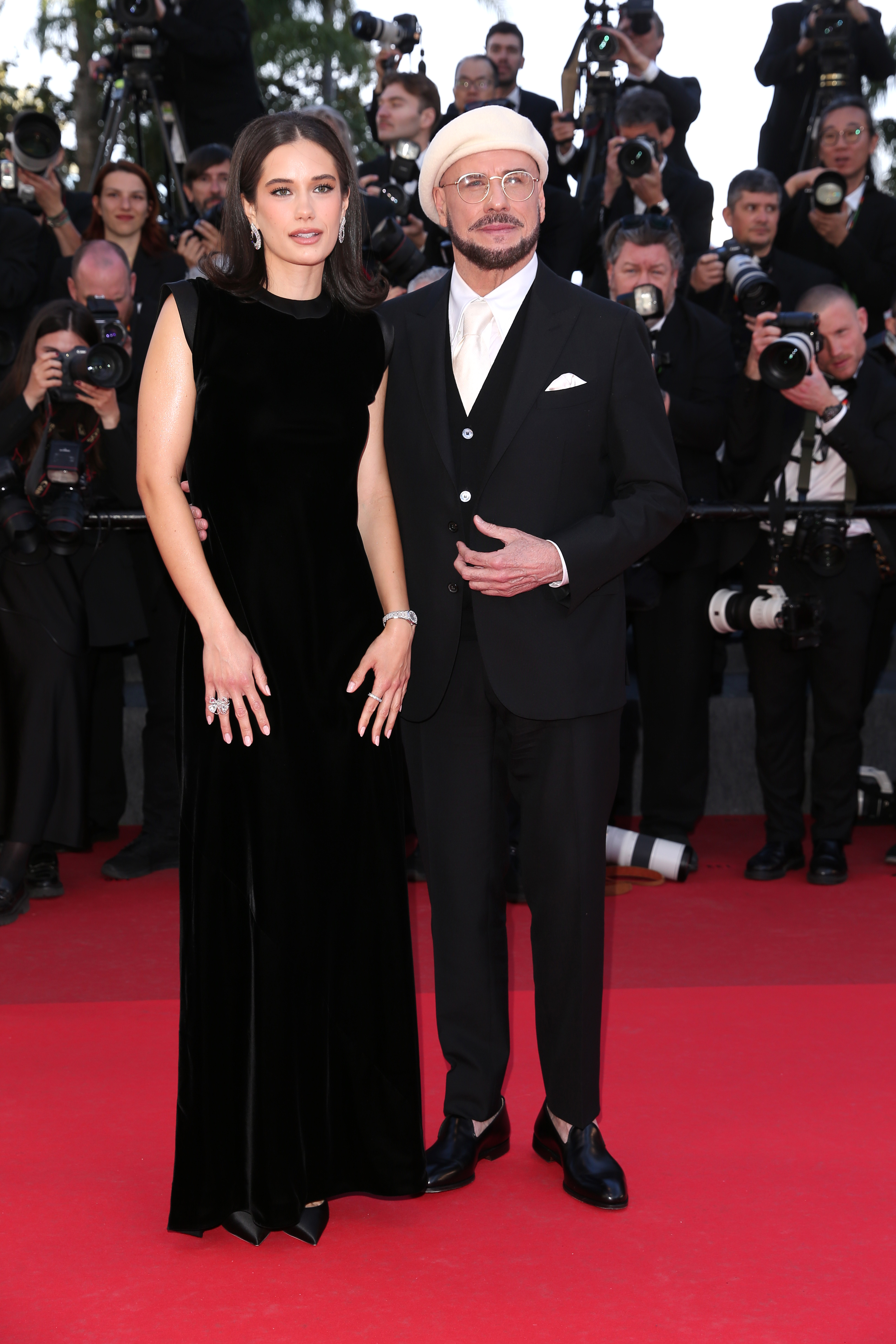 Ella Bleu et John Travolta assistent à la projection du film « Karma » dans le cadre du 79e Festival de Cannes, au Palais des Festivals, le 15 mai 2026 à Cannes, en France. | Source : Getty Images