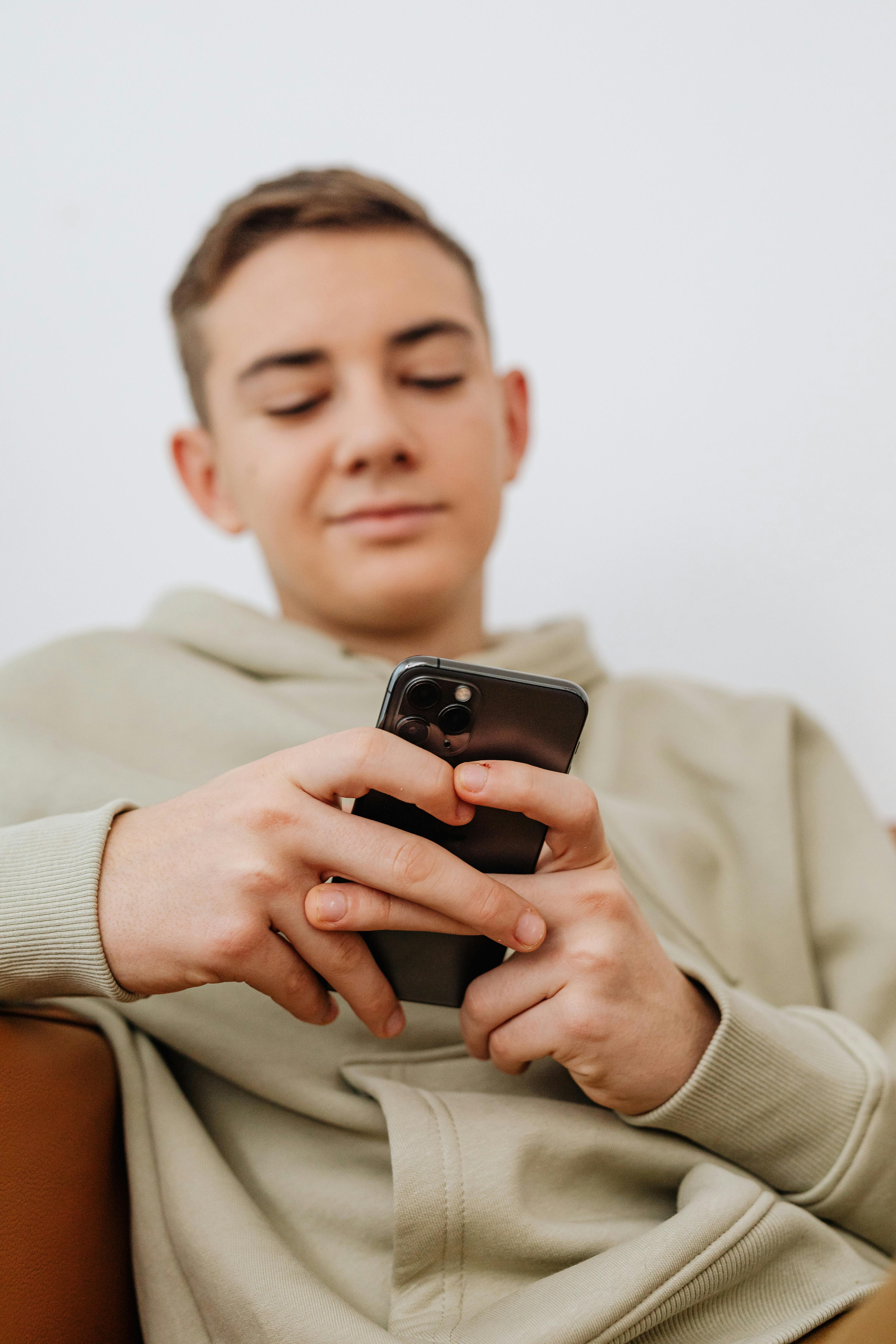 Un adolescent utilisant son téléphone | Source : Pexels