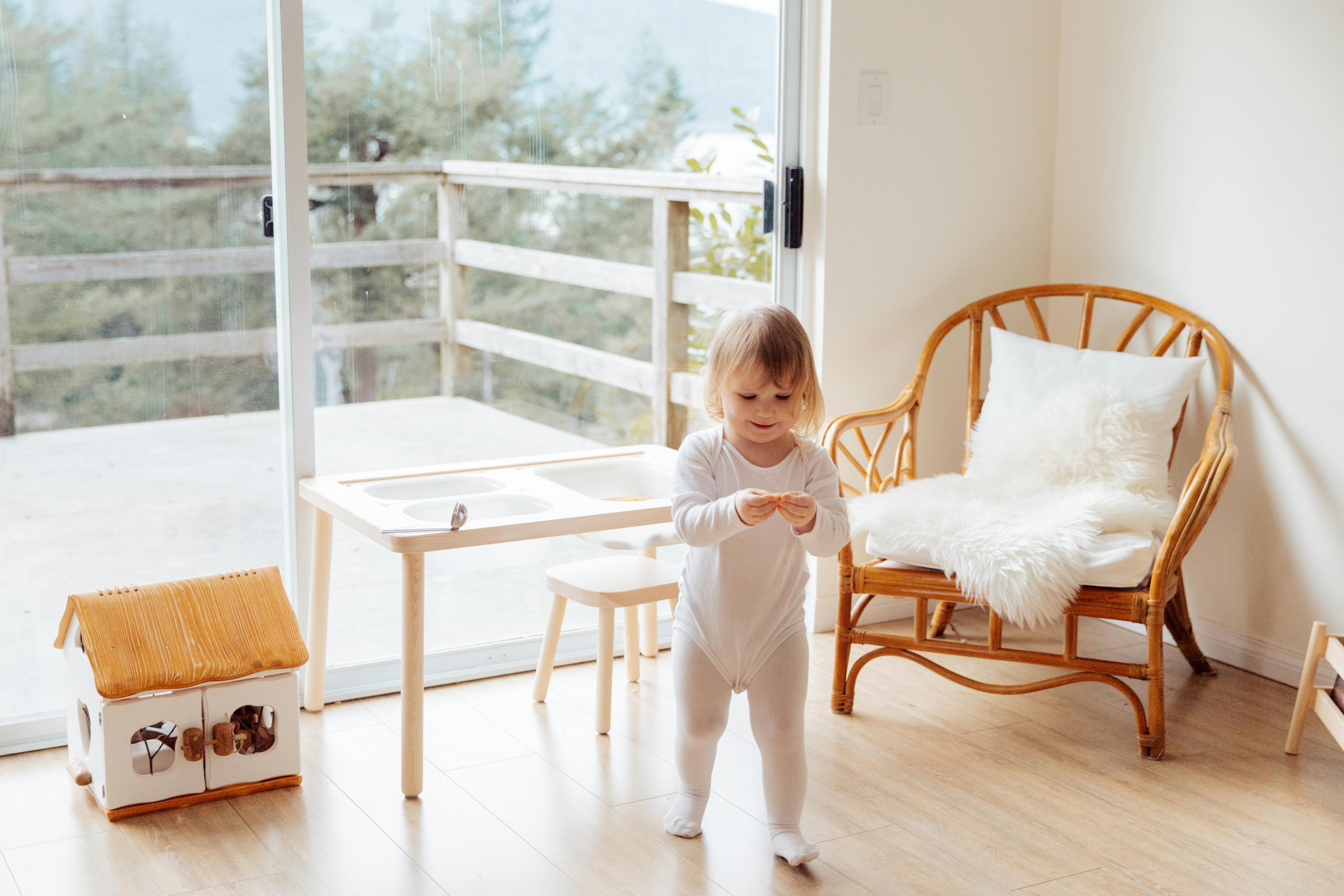 Une petite fille qui joue dans un salon | Source : Pexels
