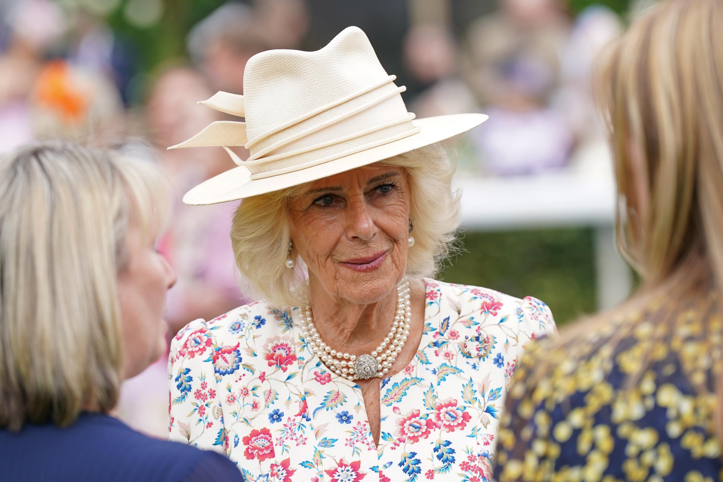 La reine Camilla rencontre des représentants d'associations caritatives locales soutenues par l'hippodrome de York, lors du festival Ebor en Angleterre, le 21 août 2025 | Source : Getty Images