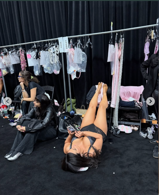Ashley Graham se détend en coulisses au défilé Victoria's Secret le 15 octobre 2025 | Source : Getty Images