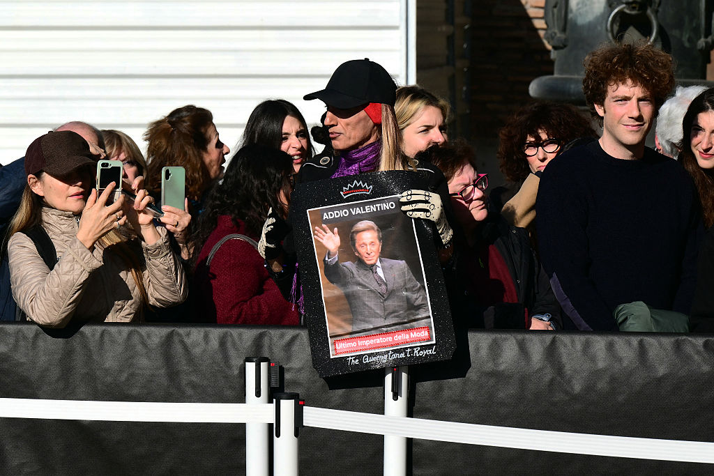 Des personnes se tiennent devant la basilique Santa Maria degli Angeli e dei Martiri lors des funérailles du défunt créateur de mode italien Valentino Gavarani, à Rome, le 23 janvier 2026 I Source : Getty Images