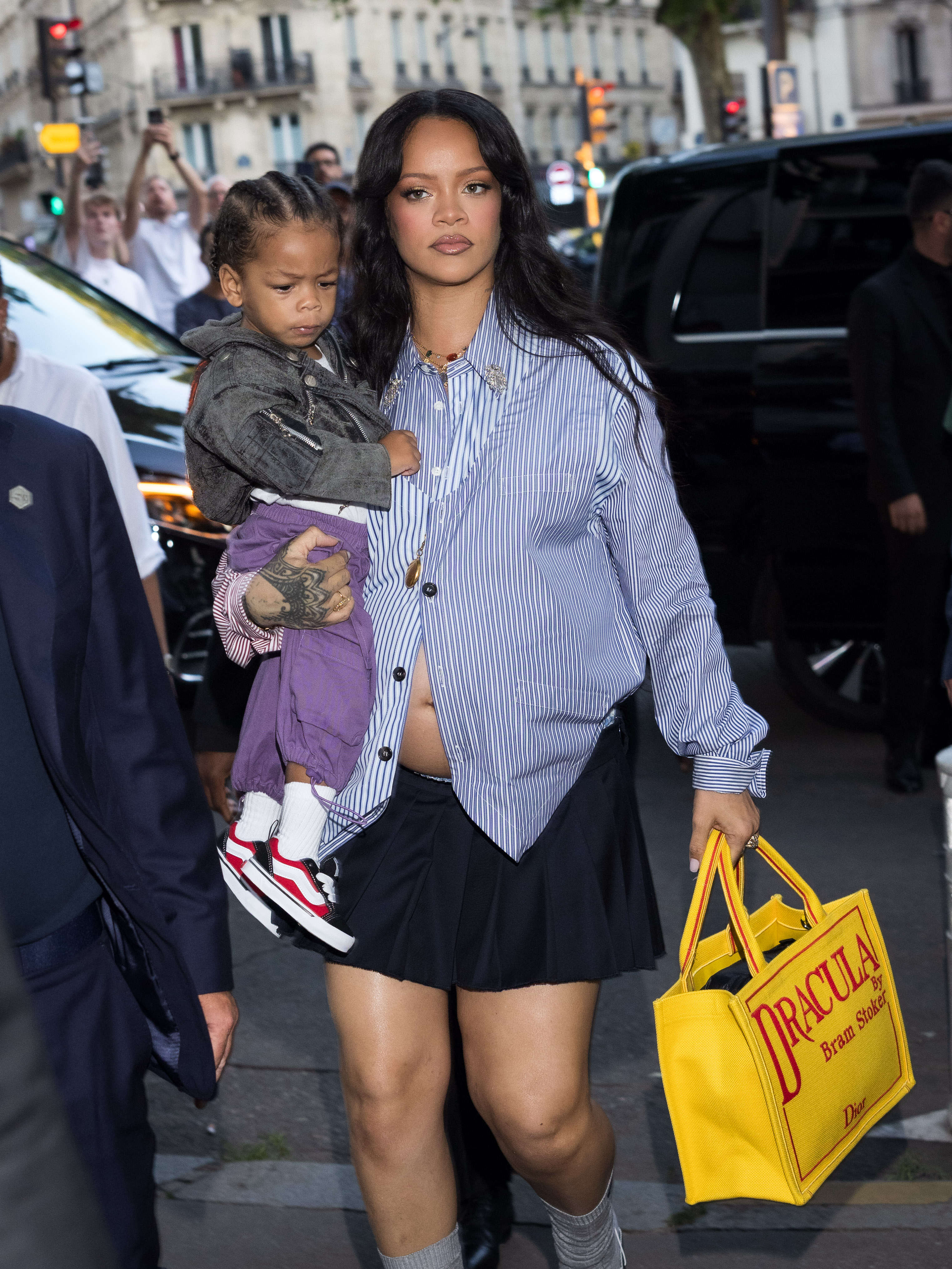 Rihanna et Riot assistent au défilé AWGE Menswear printemps/été 2026 dans le cadre de la semaine de la mode de Paris le 27 juin 2025 à Paris, France | Source : Getty Images