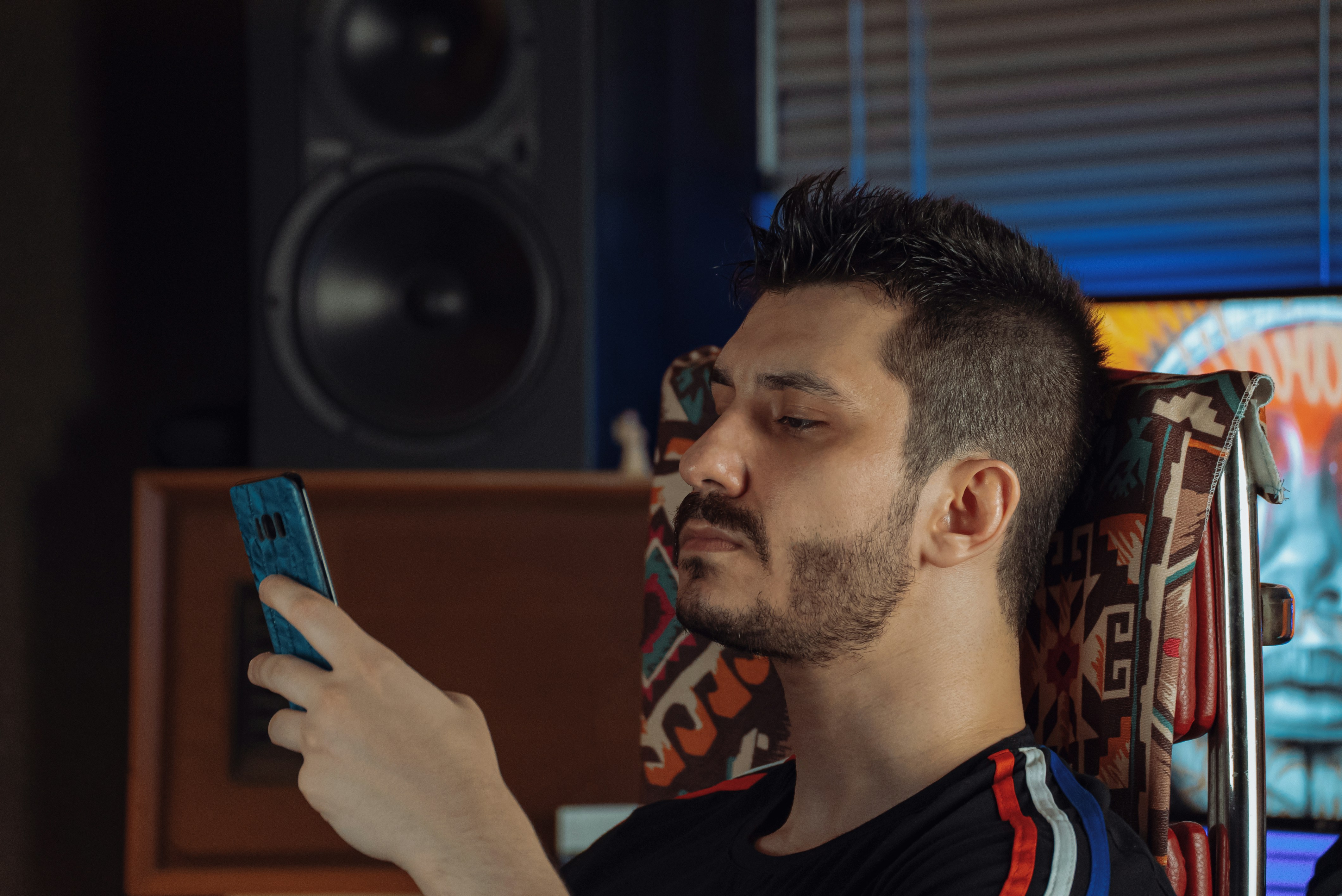 Homme utilisant un téléphone portable | Source : Unsplash