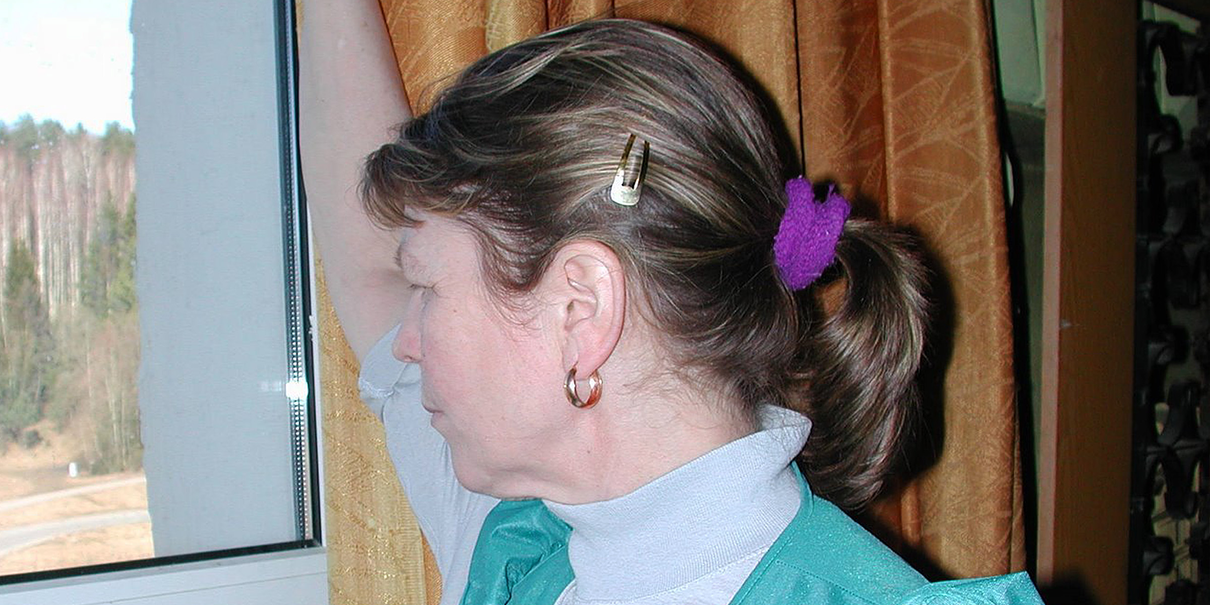 Une femme debout près d'une fenêtre | Source : Flickr