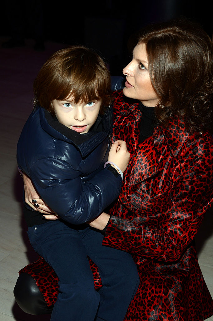 Linda Evangelista et son fils assistent au dévoilement des vitrines de Noël de Barneys New York et Disney Electric, organisé par Sarah Jessica Parker, Bob Iger et Mark Lee, le 14 novembre 2012 à New York. | Source : Getty Images