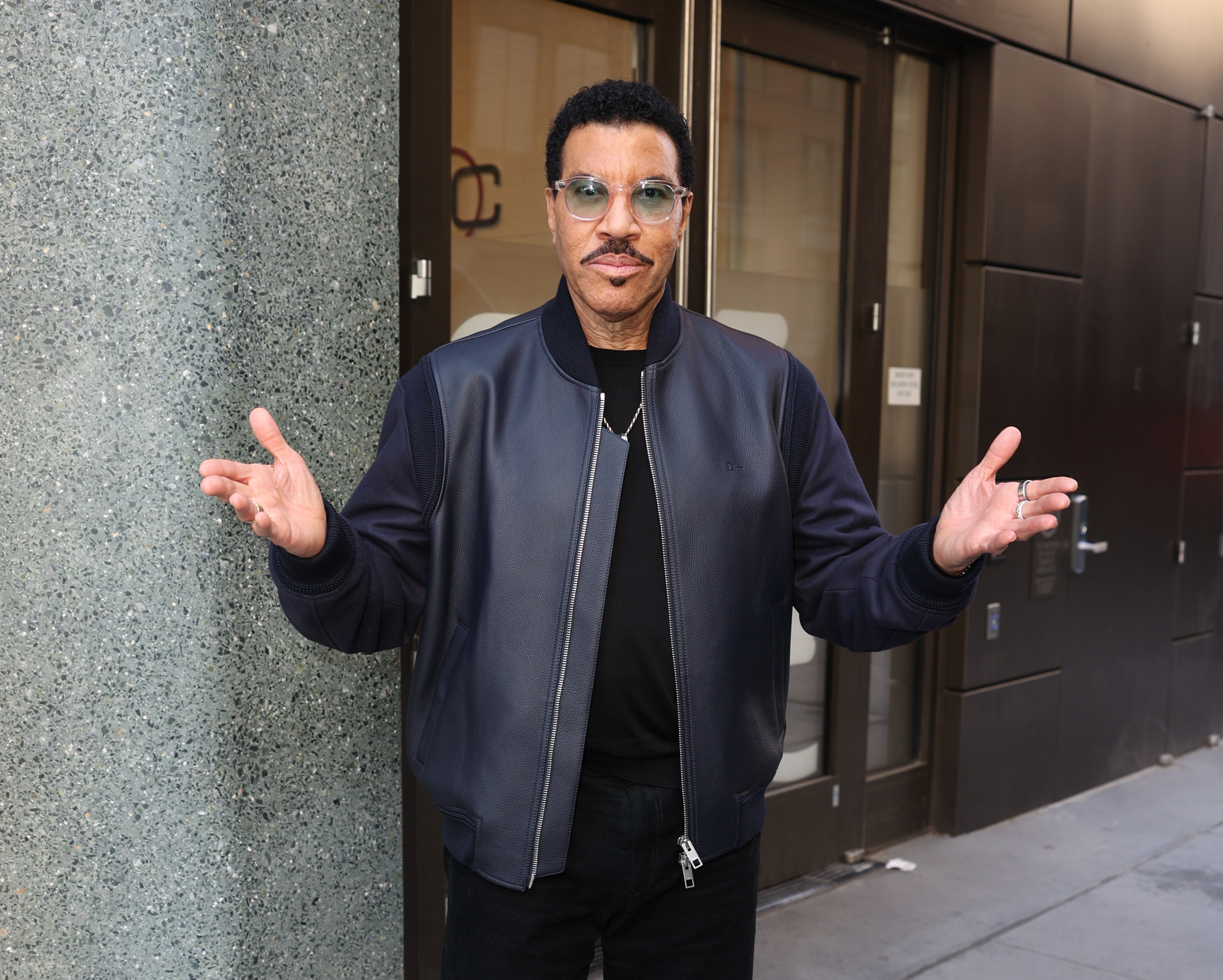 On voit ici Richie à New York en mars 2026, quelques mois avant son concert à Saint-Louis. Lors de ce concert en août, il a confié à ses fans qu'un problème inexpliqué survenu pendant la tournée l'avait suffisamment perturbé pour qu'il aille consulter un médecin. | Source : Getty Images
