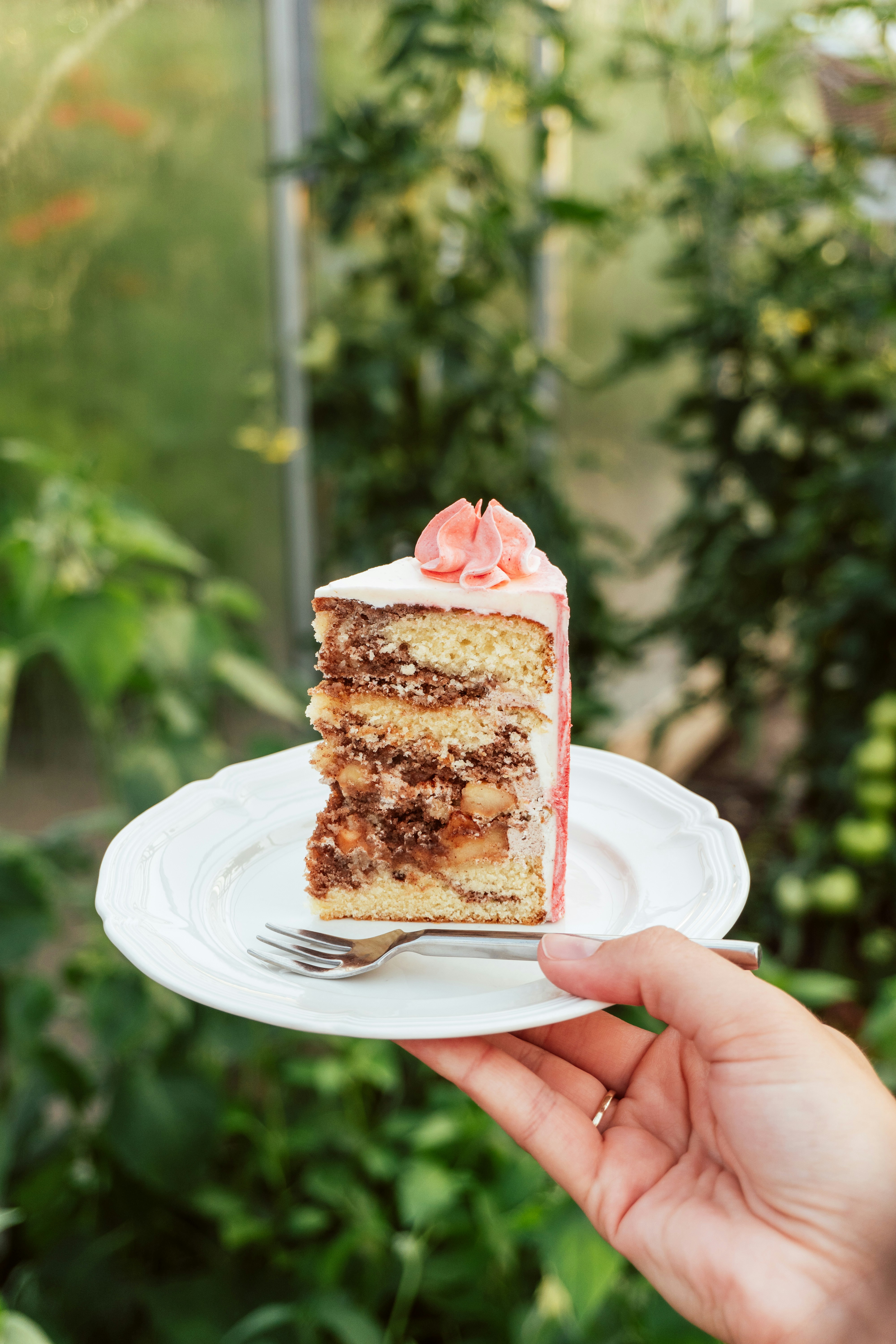 Une personne tenant une part de gâteau | Source : Unsplash