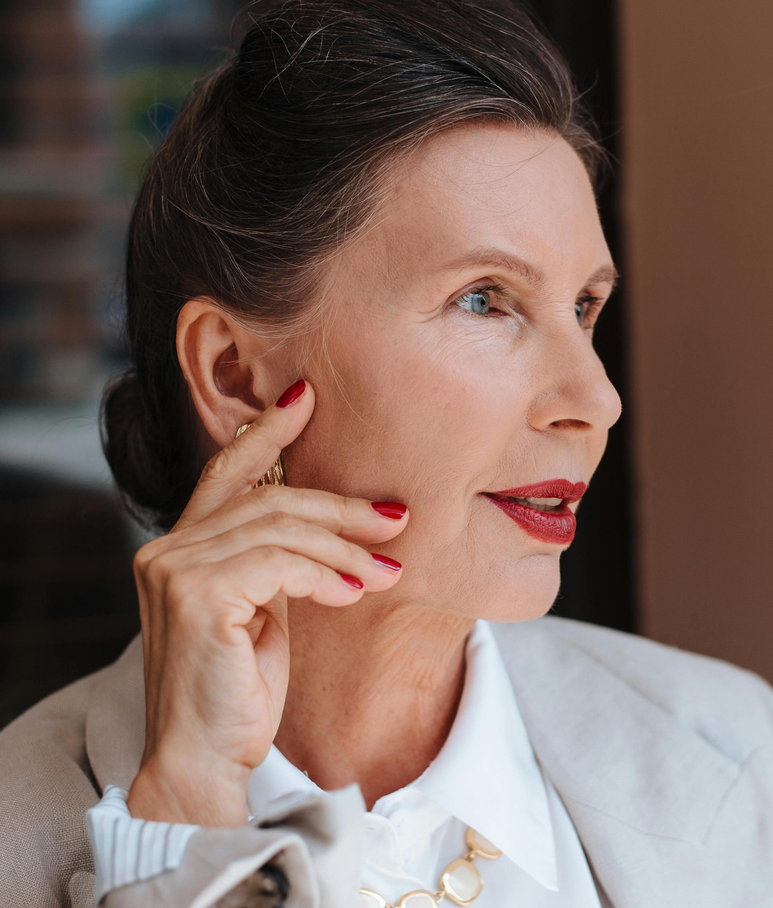 Une femme, joliment habillée, regarde autour d'elle embarrassée | Source : Pexels