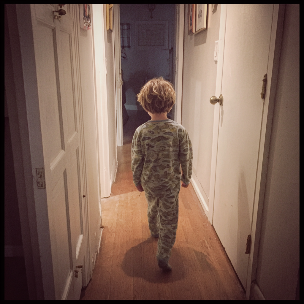 Un petit garçon marchant dans un couloir | Source : Midjourney