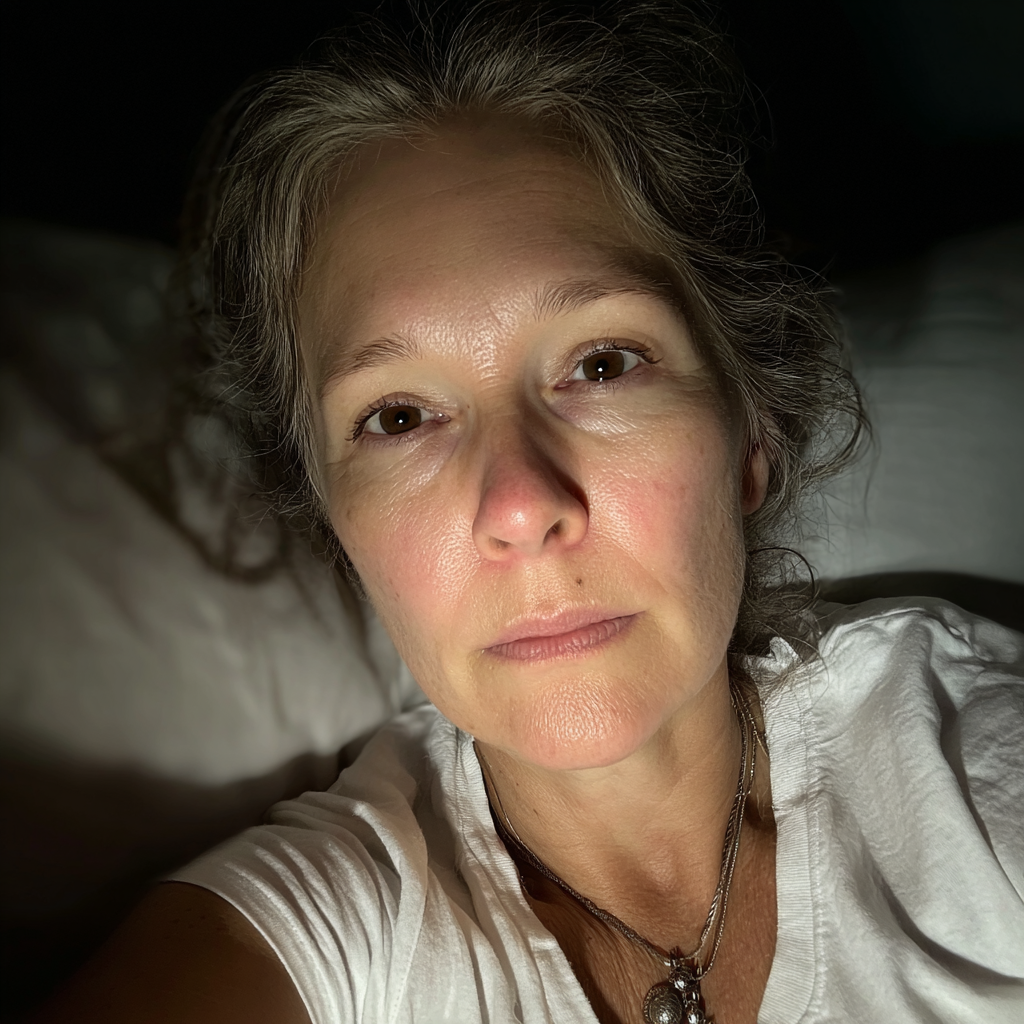 Une femme allongée dans son lit | Source : Midjourney