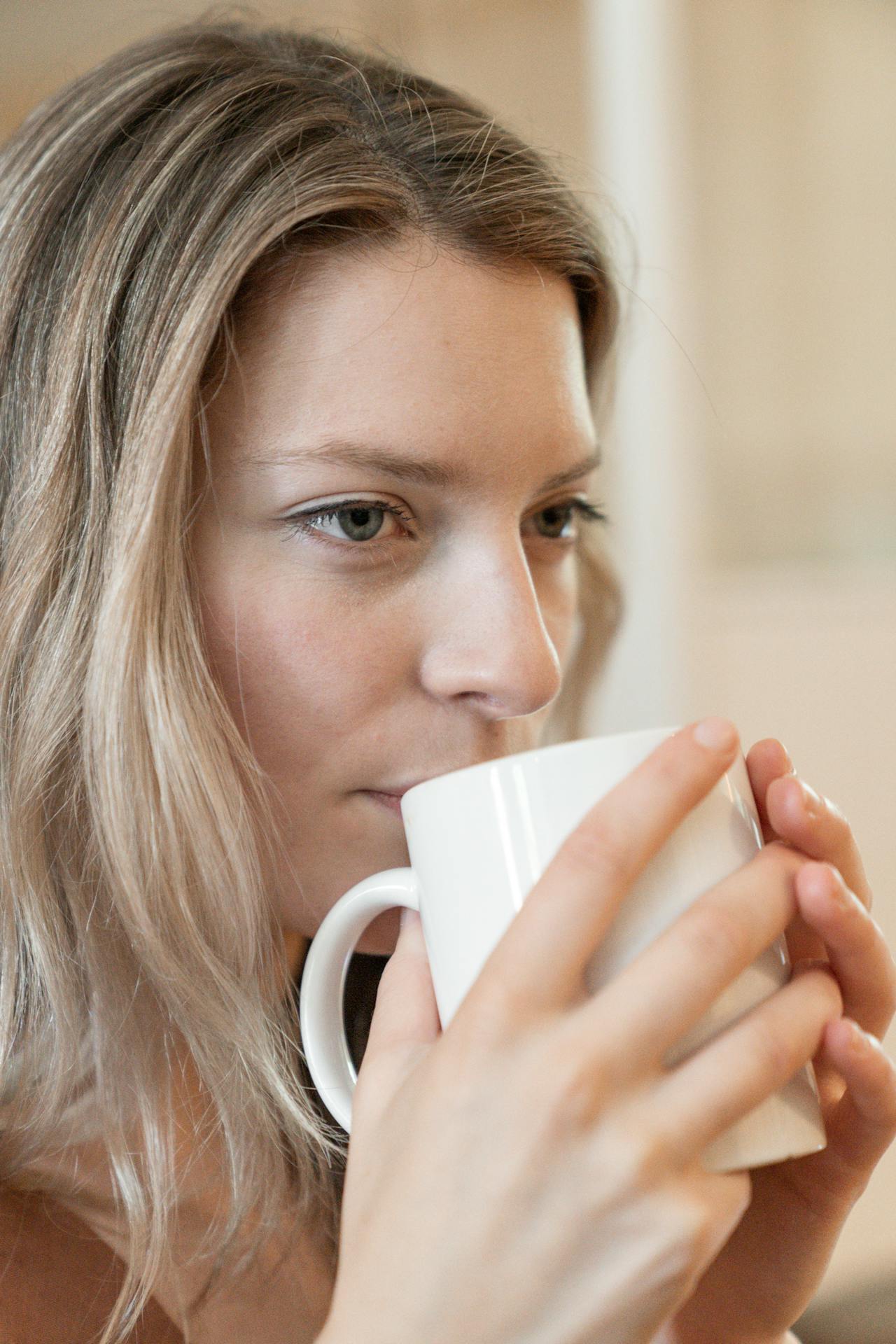 Une femme buvant une tasse de café | Source : Pexels