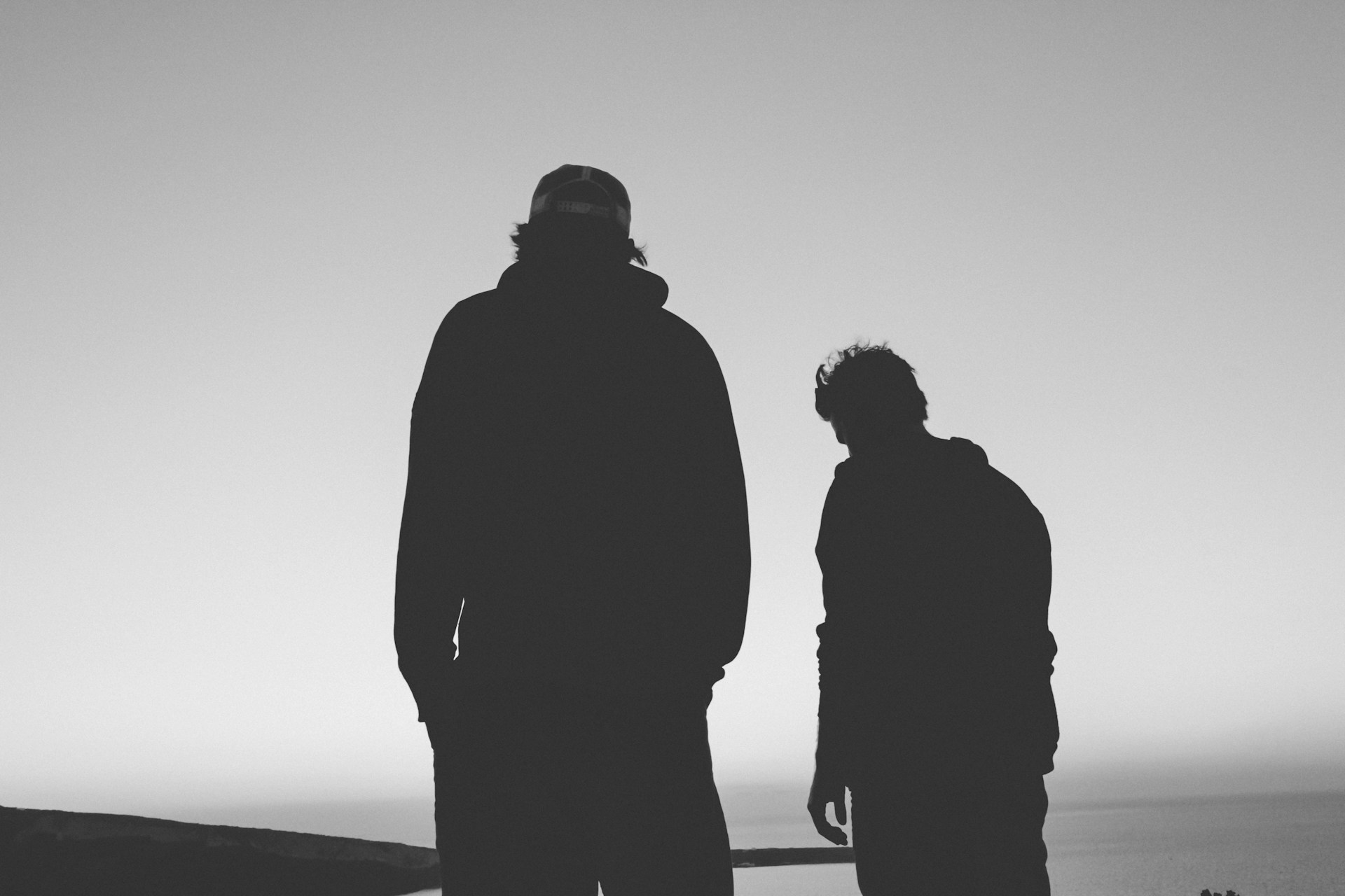 Silhouette de deux hommes | Source : Unsplash