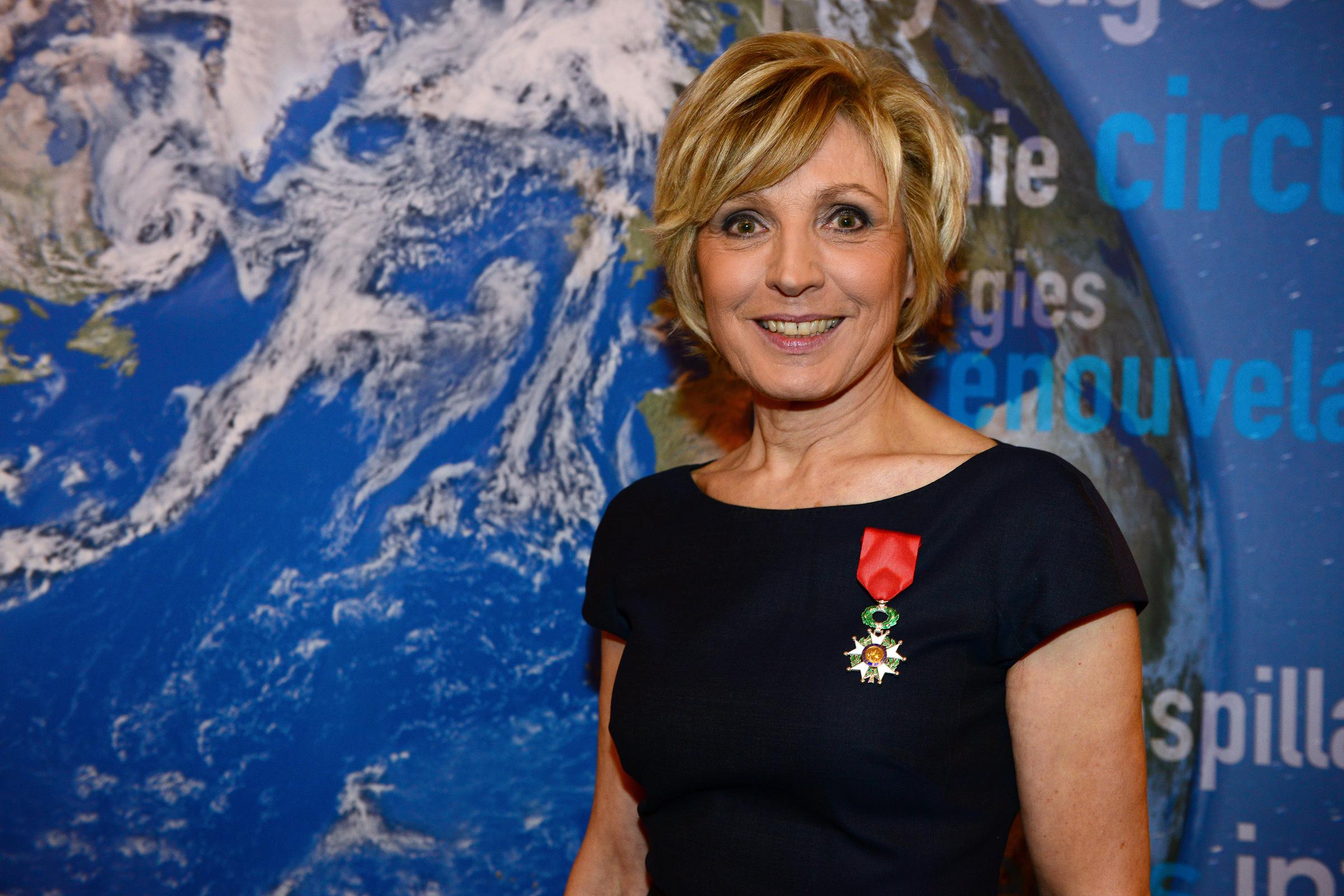 Evelyne Dheliat reçoit la Légion d'honneur française des mains de Ségolène Royal au ministère de l'Écologie, le 24 janvier 2017 à Paris, France I Source : Getty Images