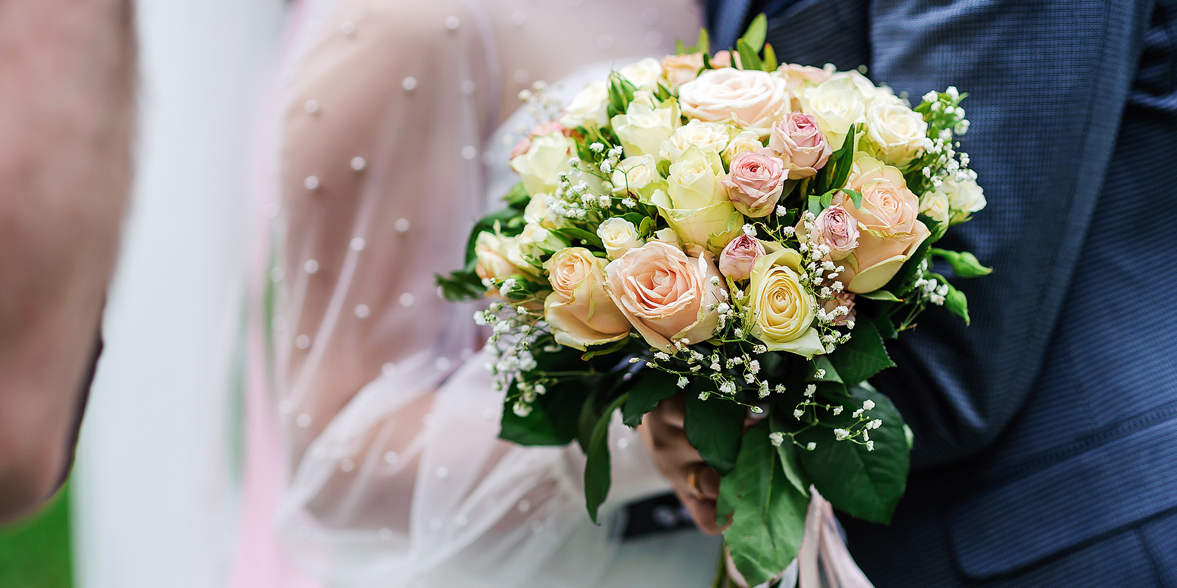 Une personne tenant un bouquet de fleurs | Source : Shutterstock