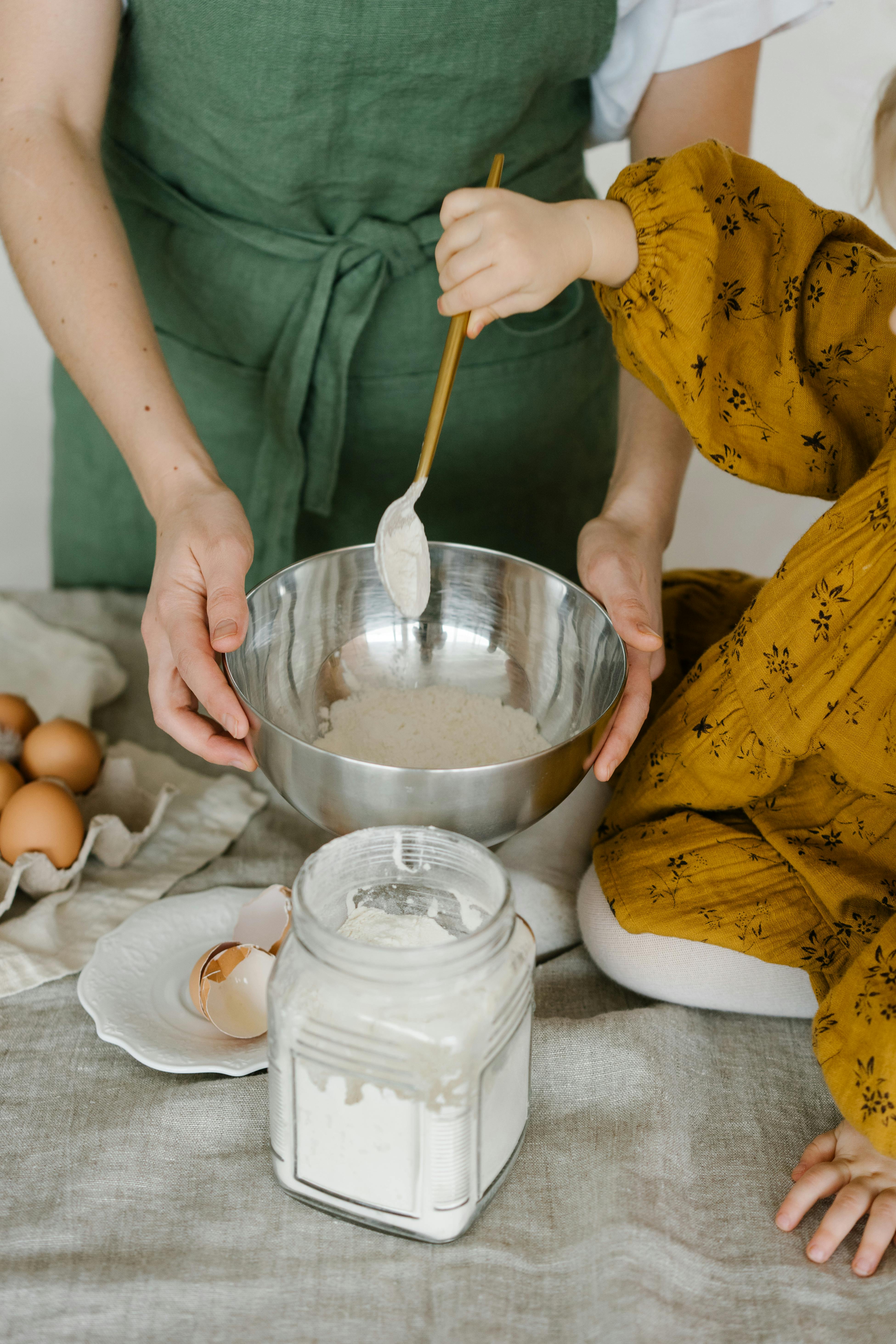 Une mère qui fait de la pâtisserie avec sa fille | Source : Pexels