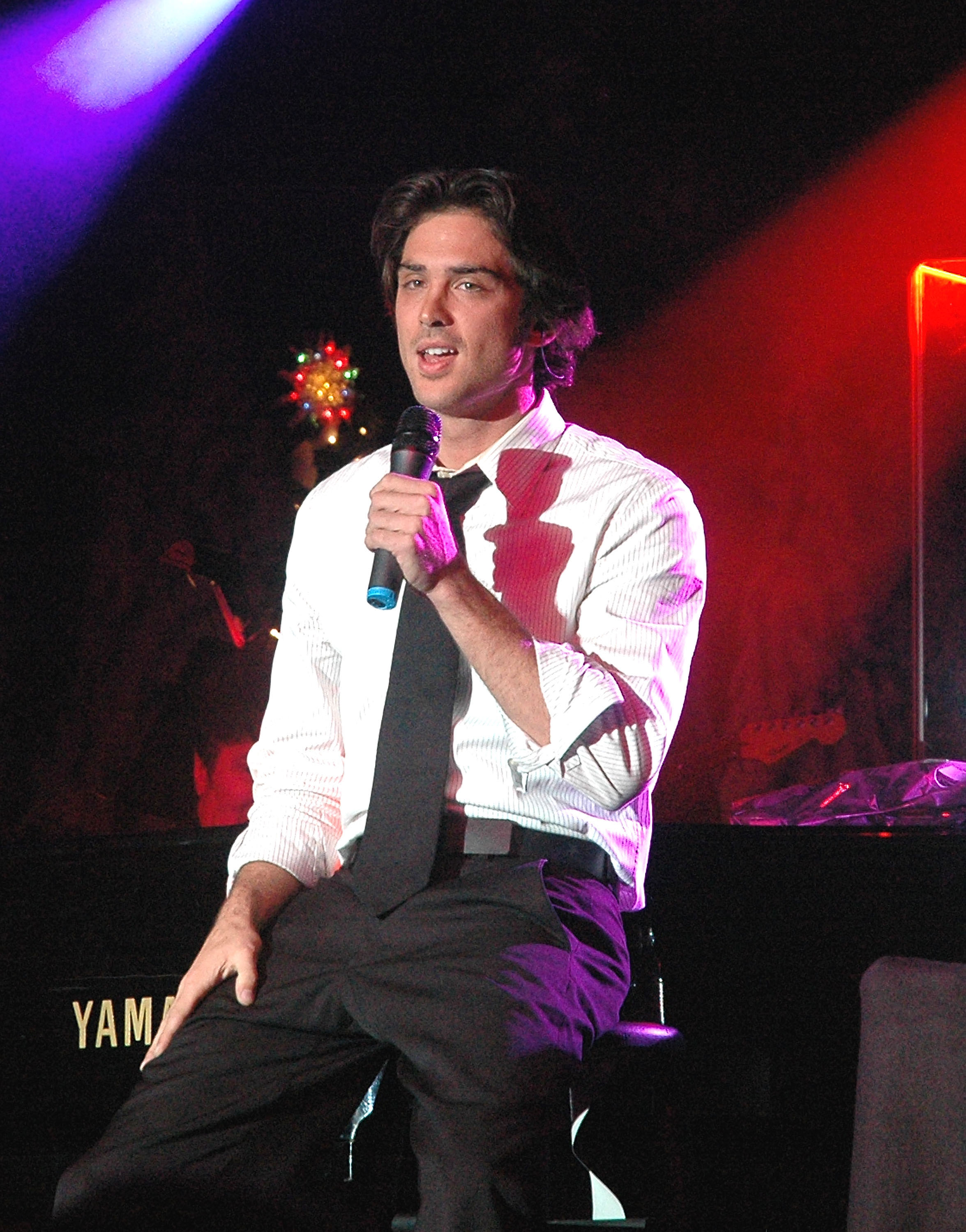Stephen Craig Jr. se produisant lors du spectacle Magic of Christmas de Marie Osmond, le 1er décembre 2007, à Atlantic City, dans le New Jersey. | Source : Getty Images