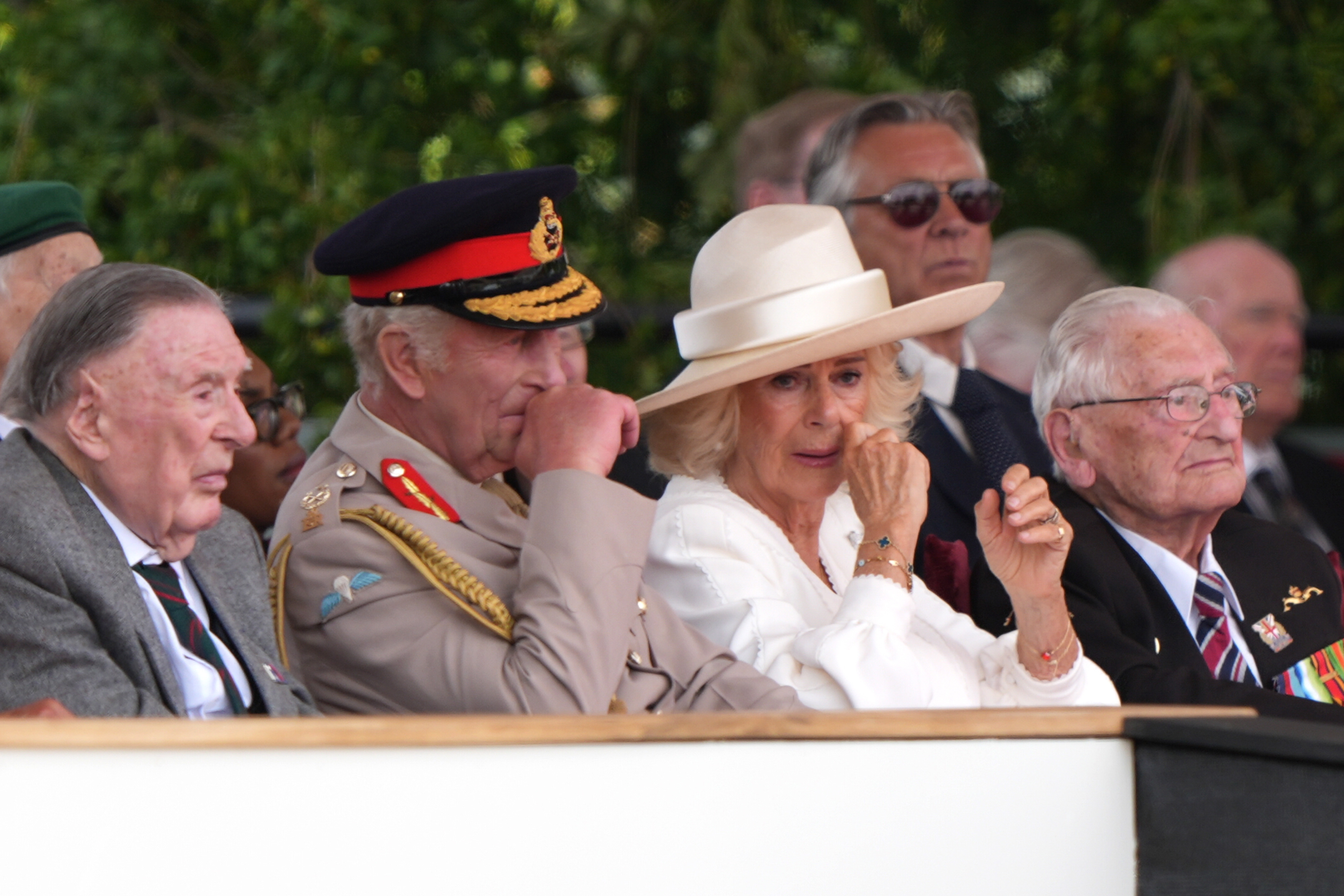 Le roi Charles III et la reine Camilla réagissent au commentaire du vétéran Yavar Abbas au National Memorial Arboretum dans le Staffordshire le 15 août 2025 | Source : Getty Images
