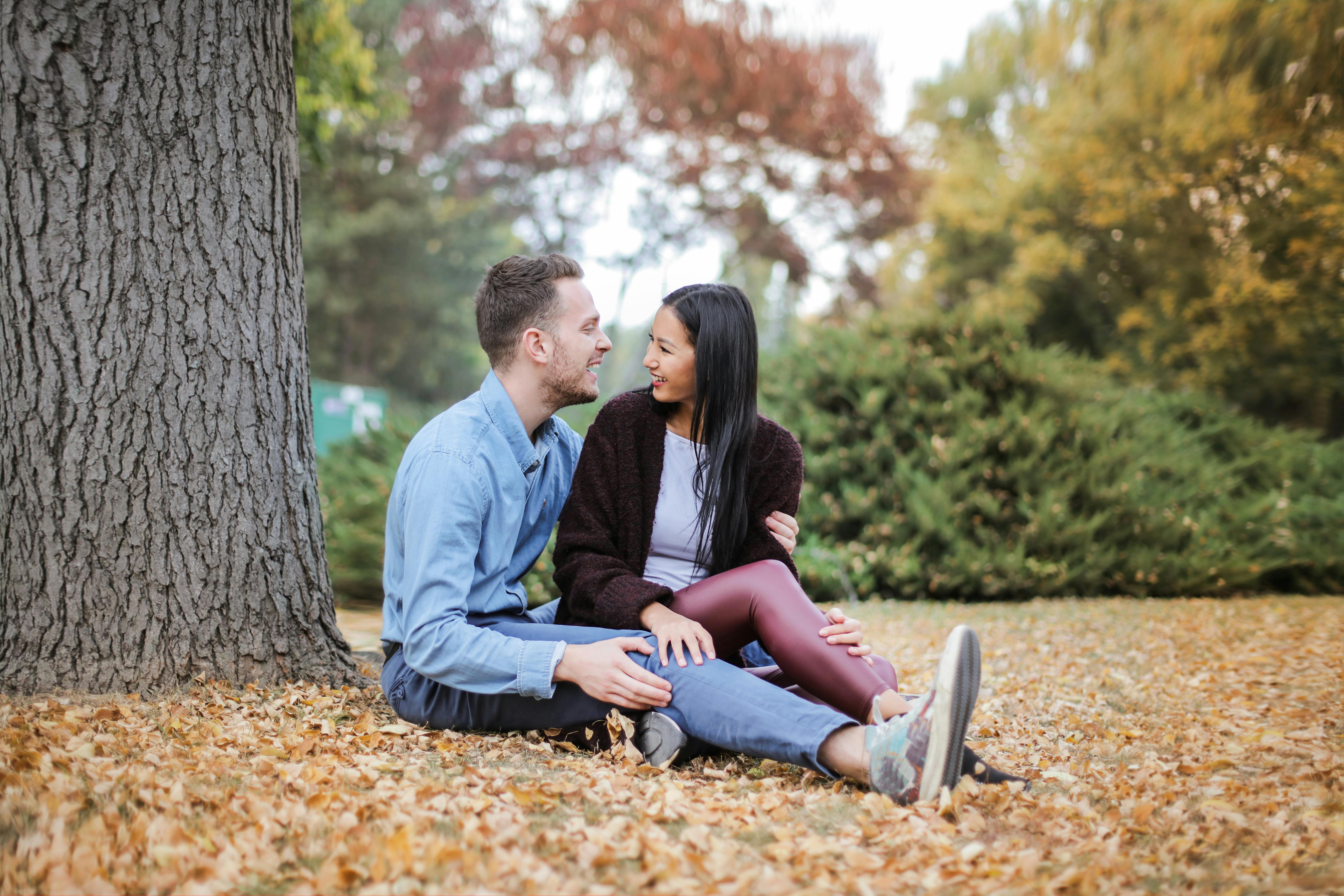 Couple assis sous un arbre | Source : Pexels