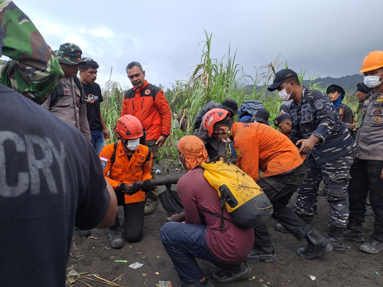 Une vue montre des équipes conjointes de recherche et de sauvetage évacuant le corps d’un randonneur à la suite de l’éruption du mont Dukono dans le district de Halmahera Nord, province des Moluques, en Indonésie, le 9 mai 2026 I Source : Getty Images