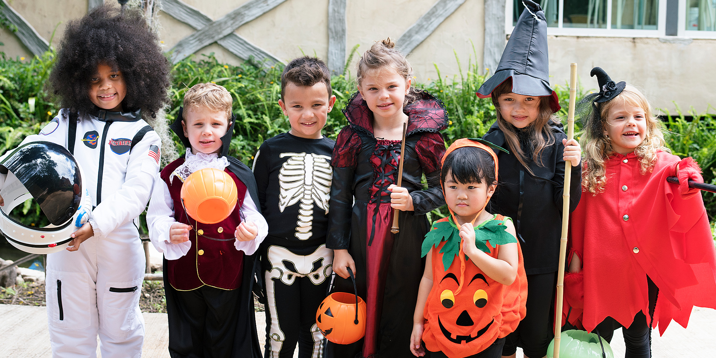 Un groupe d'enfants habillés avec des costumes d'Halloween | Source : Freepik